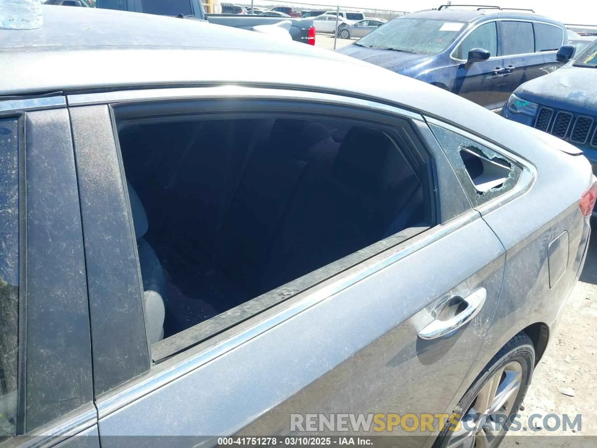 17 Photograph of a damaged car 5NPE34AF8KH751764 HYUNDAI SONATA 2019