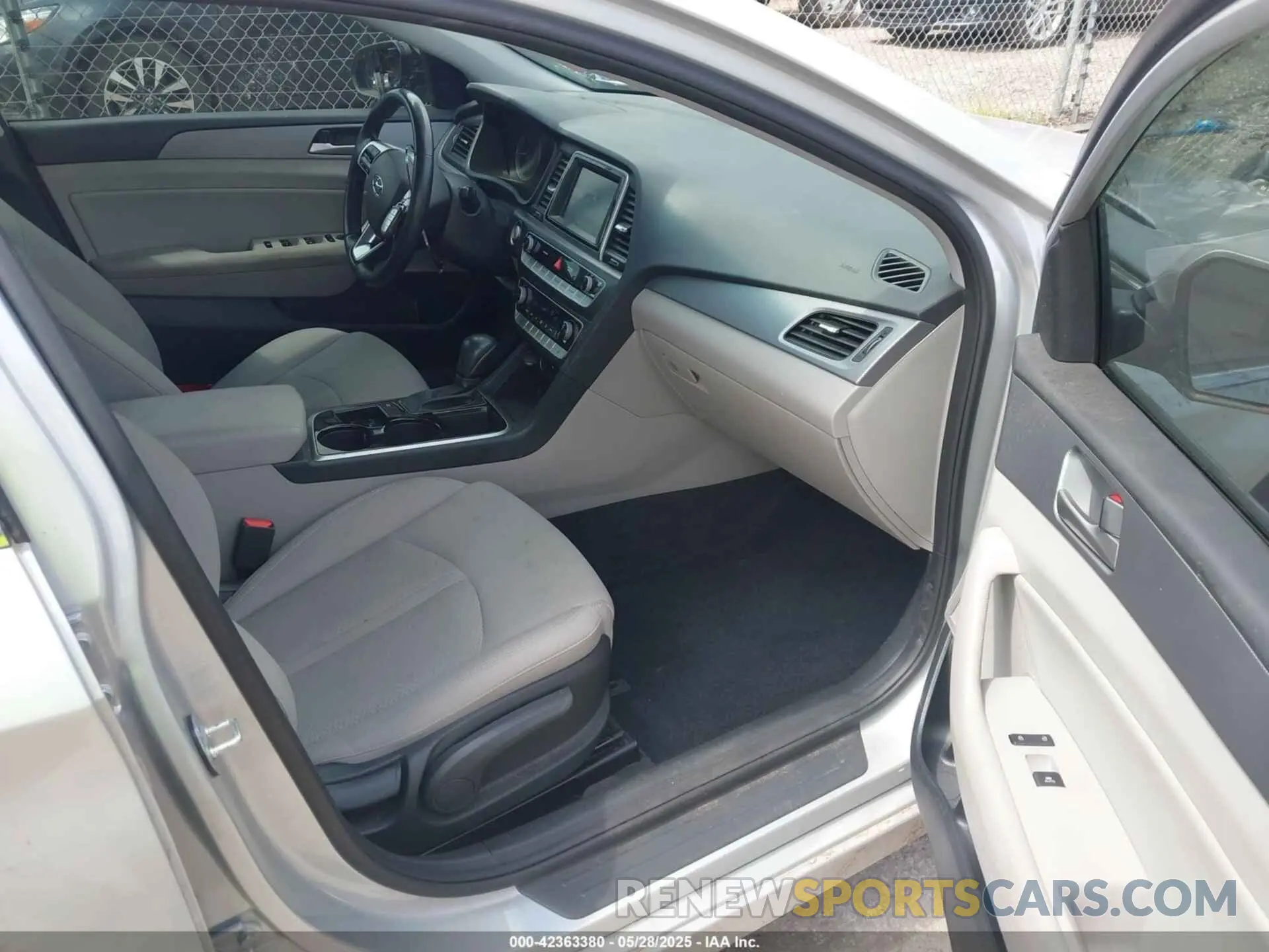5 Photograph of a damaged car 5NPE34AF8KH762604 HYUNDAI SONATA 2019