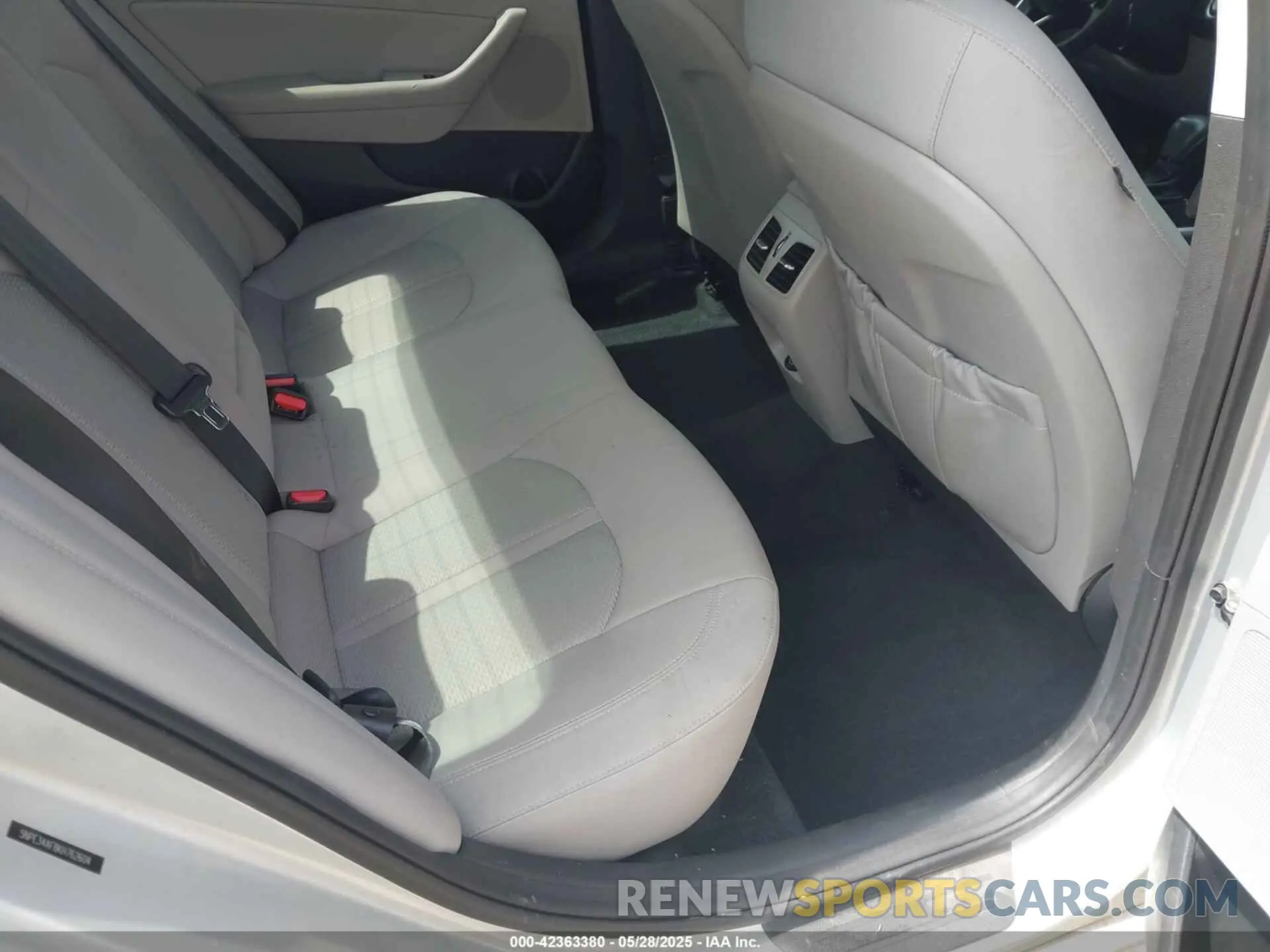 8 Photograph of a damaged car 5NPE34AF8KH762604 HYUNDAI SONATA 2019
