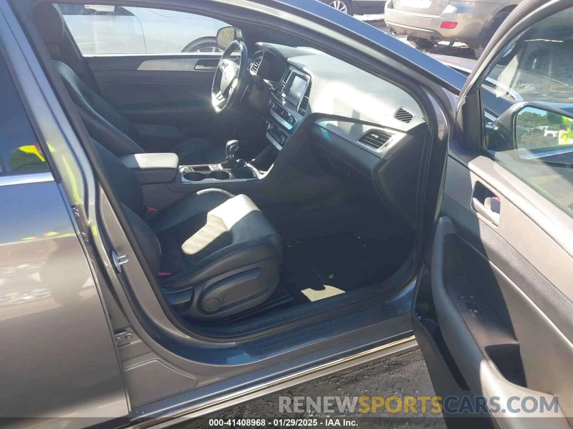 5 Photograph of a damaged car 5NPE34AF9KH795658 HYUNDAI SONATA 2019
