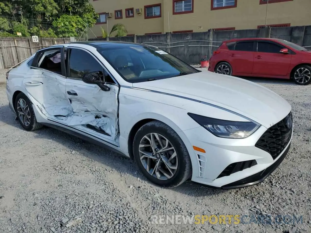 4 Photograph of a damaged car 5NPEF4JA3LH026392 HYUNDAI SONATA 2020