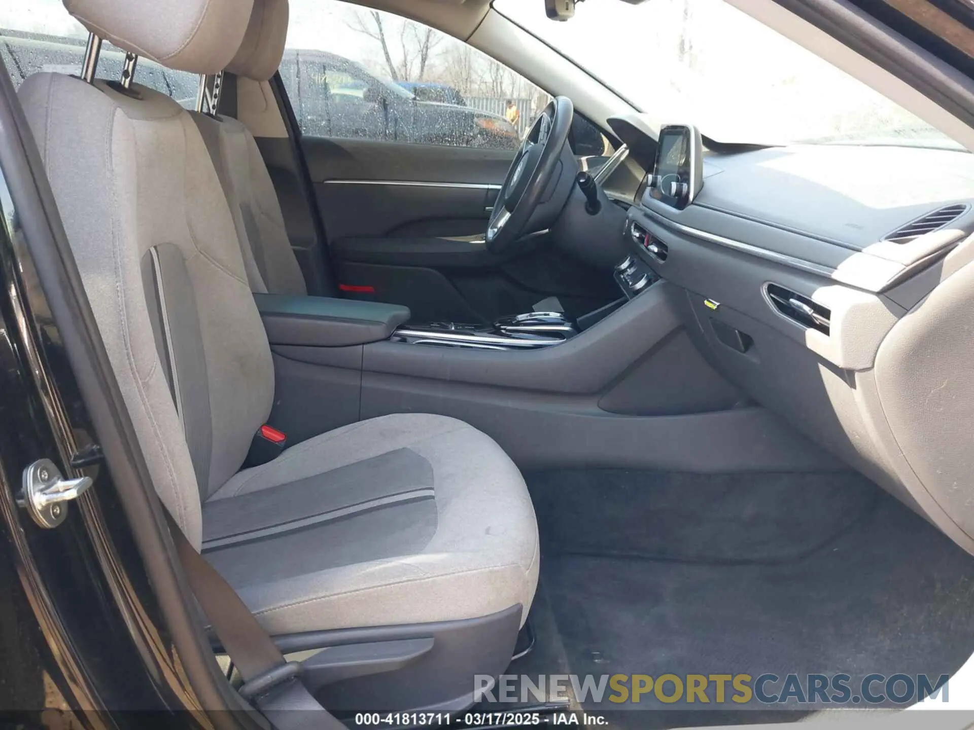 5 Photograph of a damaged car 5NPEF4JA3LH059215 HYUNDAI SONATA 2020