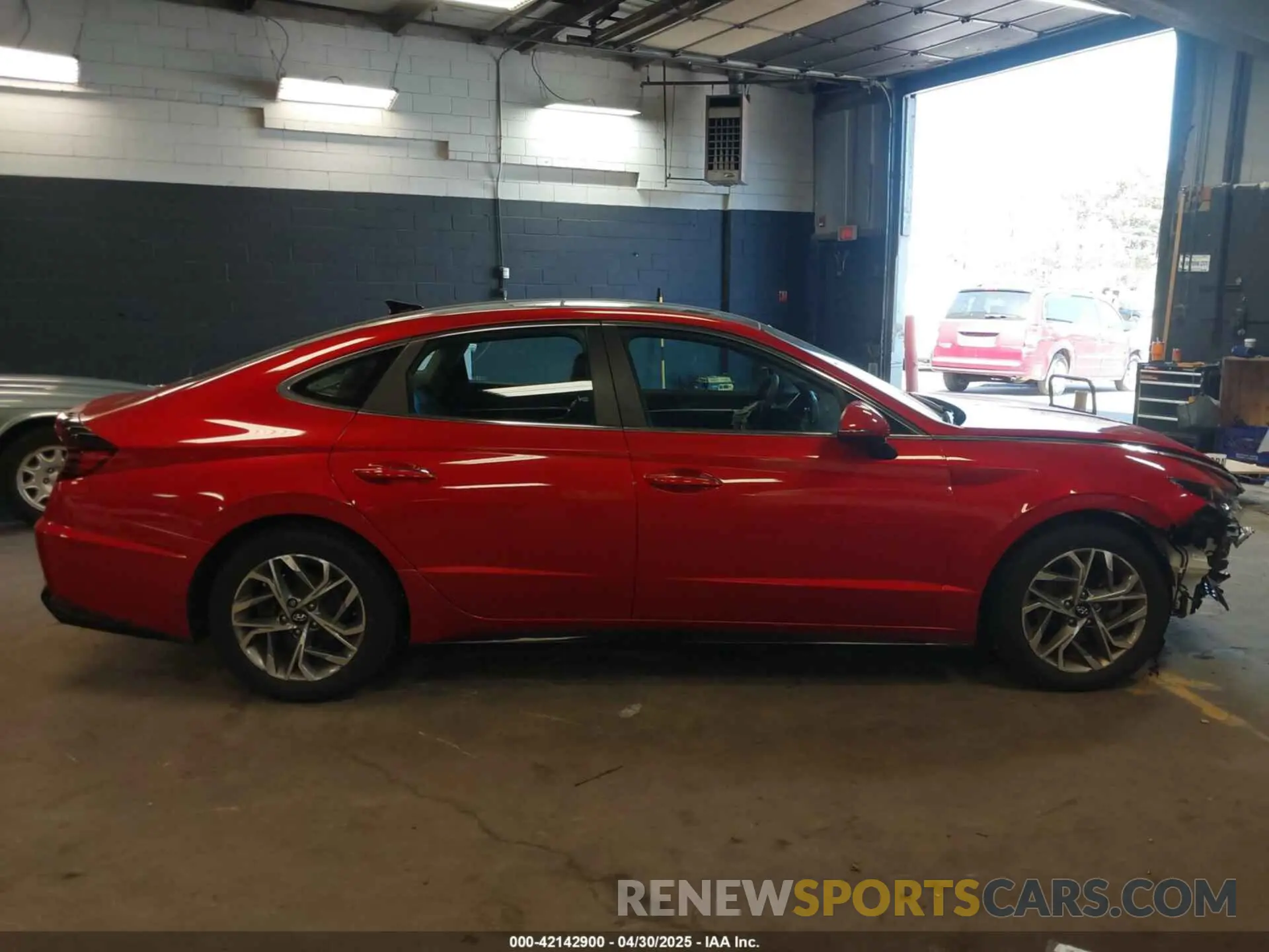 13 Photograph of a damaged car 5NPEF4JA5LH015250 HYUNDAI SONATA 2020