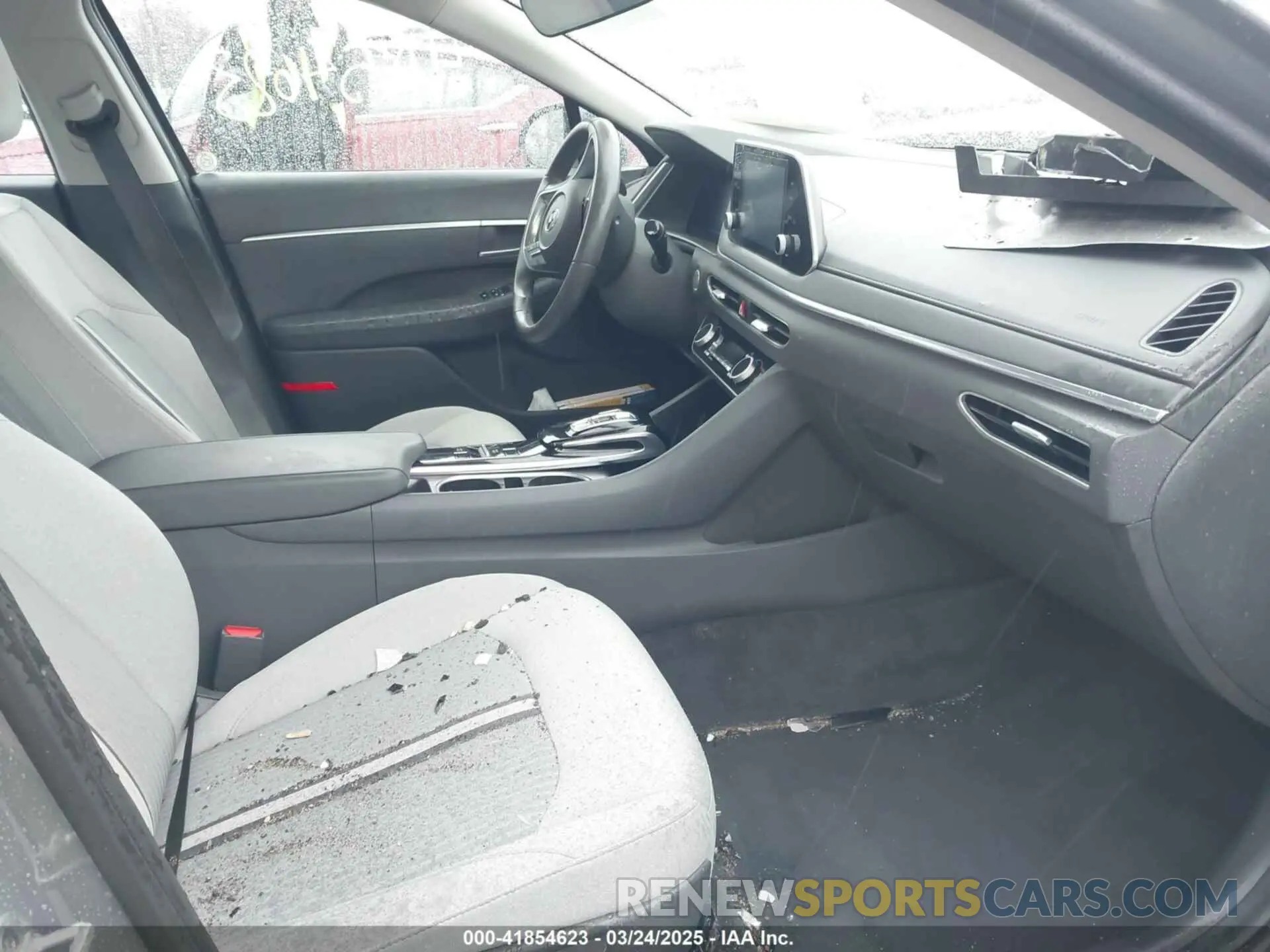 5 Photograph of a damaged car 5NPEF4JA5LH021064 HYUNDAI SONATA 2020