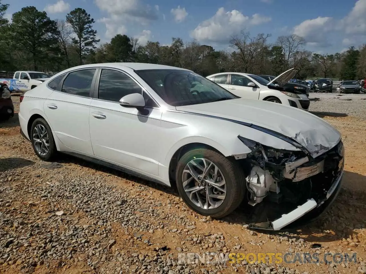 4 Photograph of a damaged car 5NPEF4JA5LH035174 HYUNDAI SONATA 2020