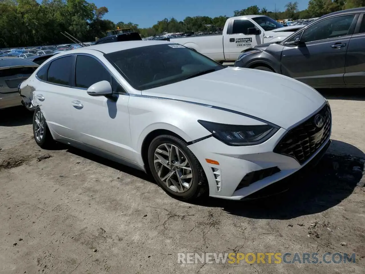 4 Photograph of a damaged car 5NPEF4JA6LH021557 HYUNDAI SONATA 2020
