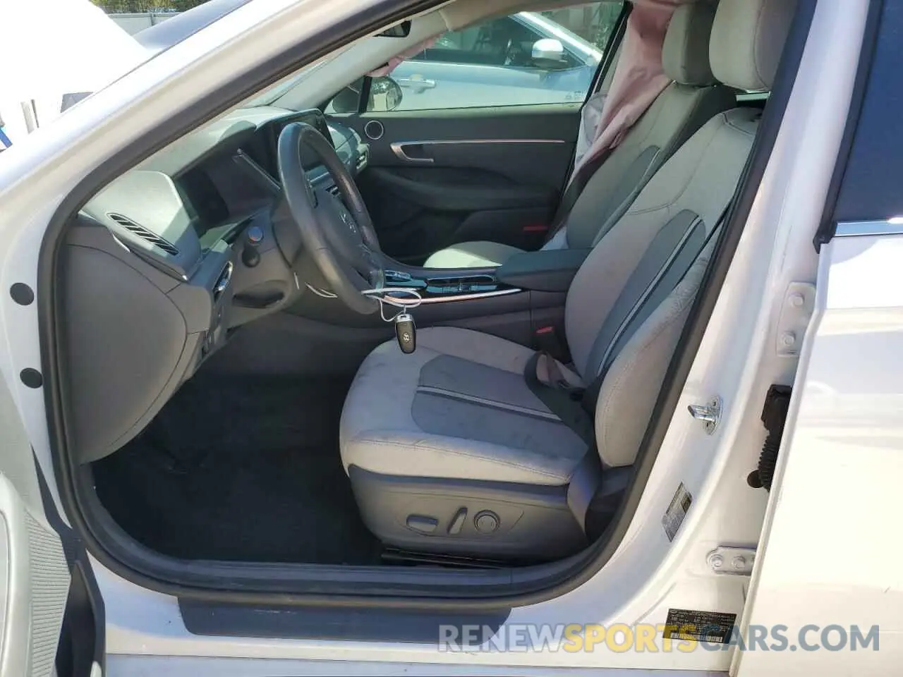 7 Photograph of a damaged car 5NPEF4JA6LH021557 HYUNDAI SONATA 2020