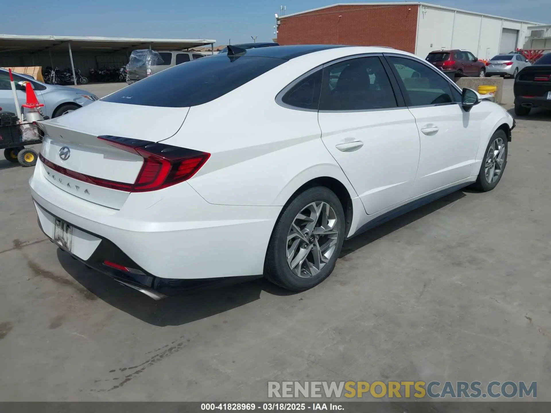 4 Photograph of a damaged car 5NPEF4JA8LH002363 HYUNDAI SONATA 2020
