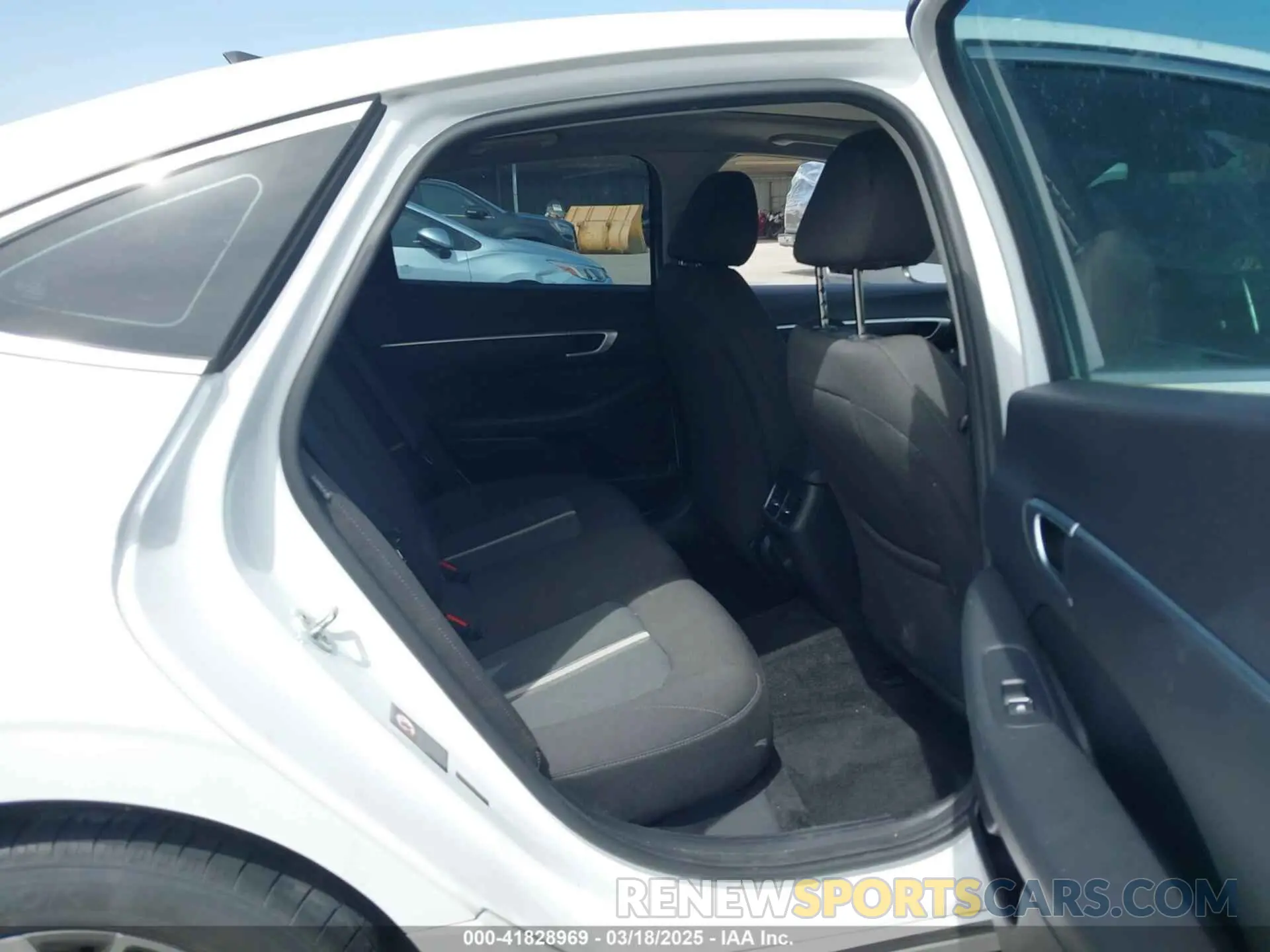 8 Photograph of a damaged car 5NPEF4JA8LH002363 HYUNDAI SONATA 2020