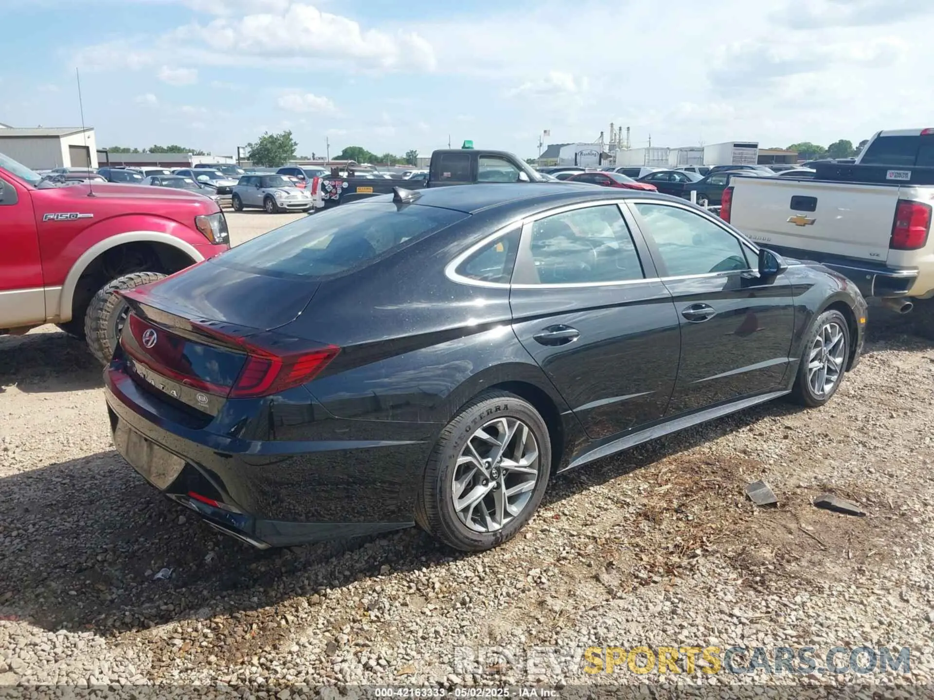 4 Photograph of a damaged car 5NPEF4JA9LH043617 HYUNDAI SONATA 2020