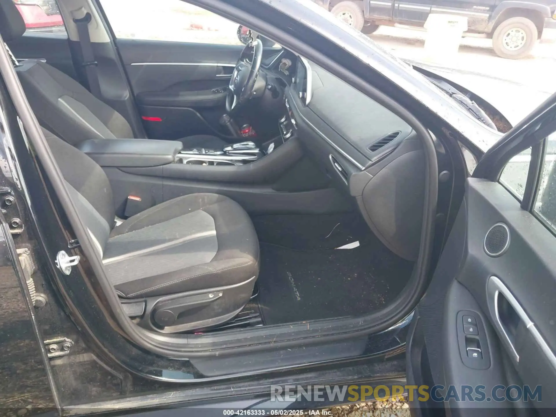 5 Photograph of a damaged car 5NPEF4JA9LH043617 HYUNDAI SONATA 2020
