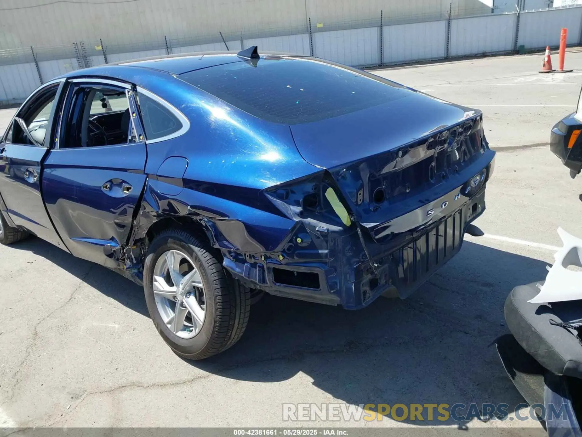 19 Photograph of a damaged car 5NPEG4JA1LH043284 HYUNDAI SONATA 2020