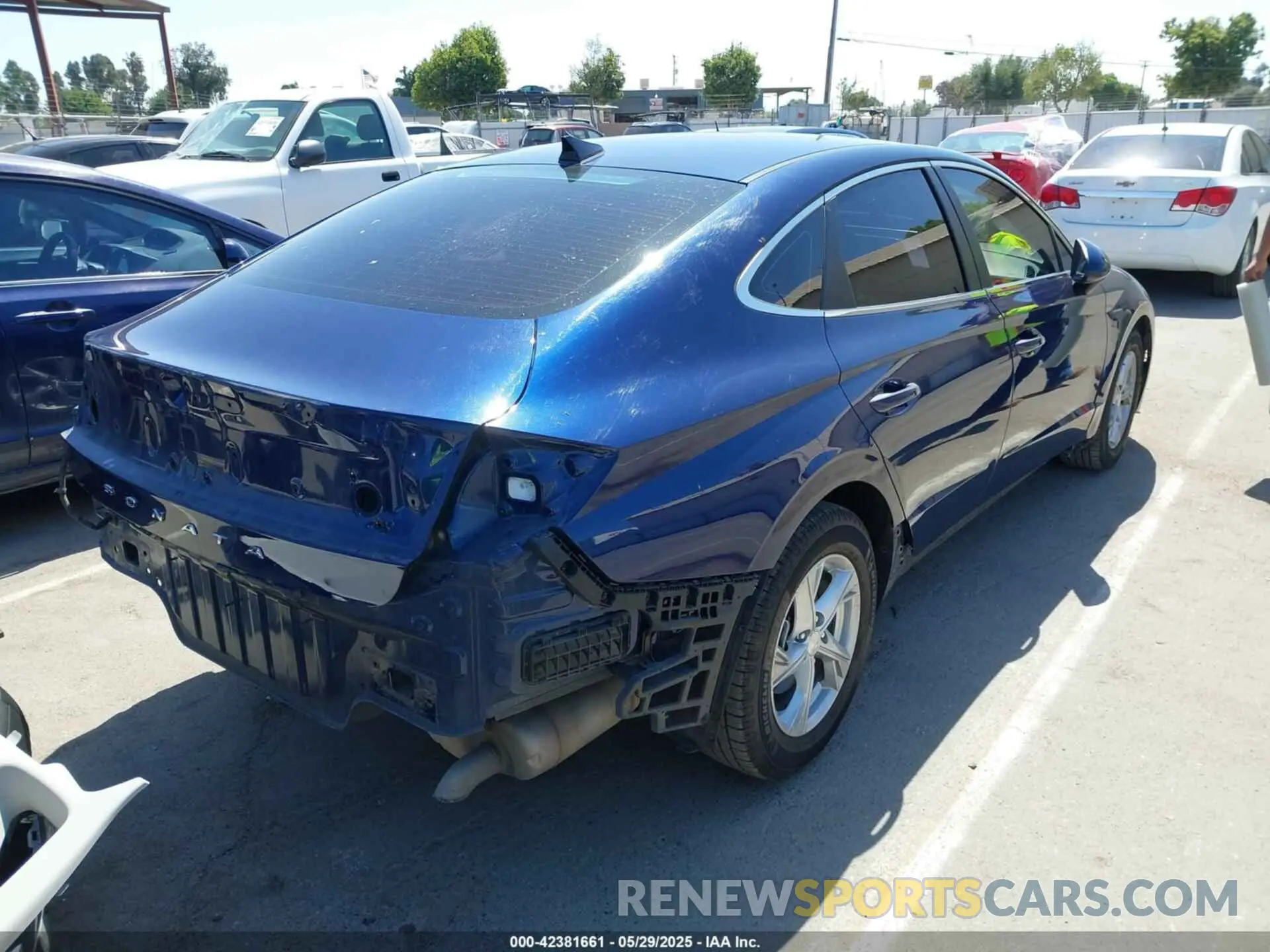 4 Photograph of a damaged car 5NPEG4JA1LH043284 HYUNDAI SONATA 2020