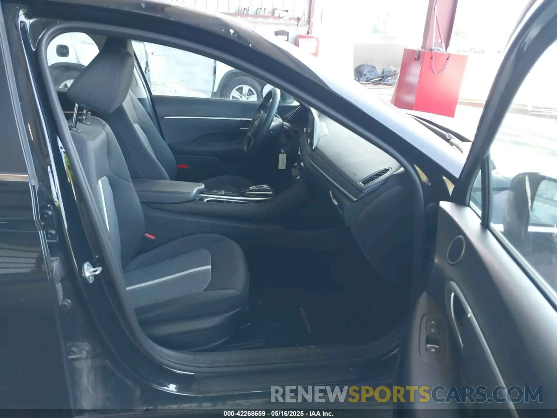 5 Photograph of a damaged car 5NPEG4JA3LH019343 HYUNDAI SONATA 2020