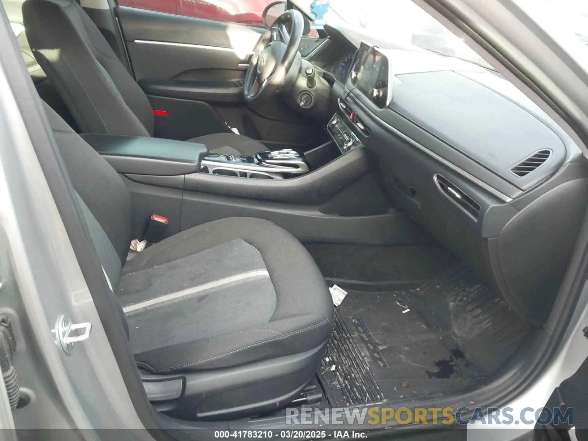 5 Photograph of a damaged car 5NPEG4JA4LH031193 HYUNDAI SONATA 2020