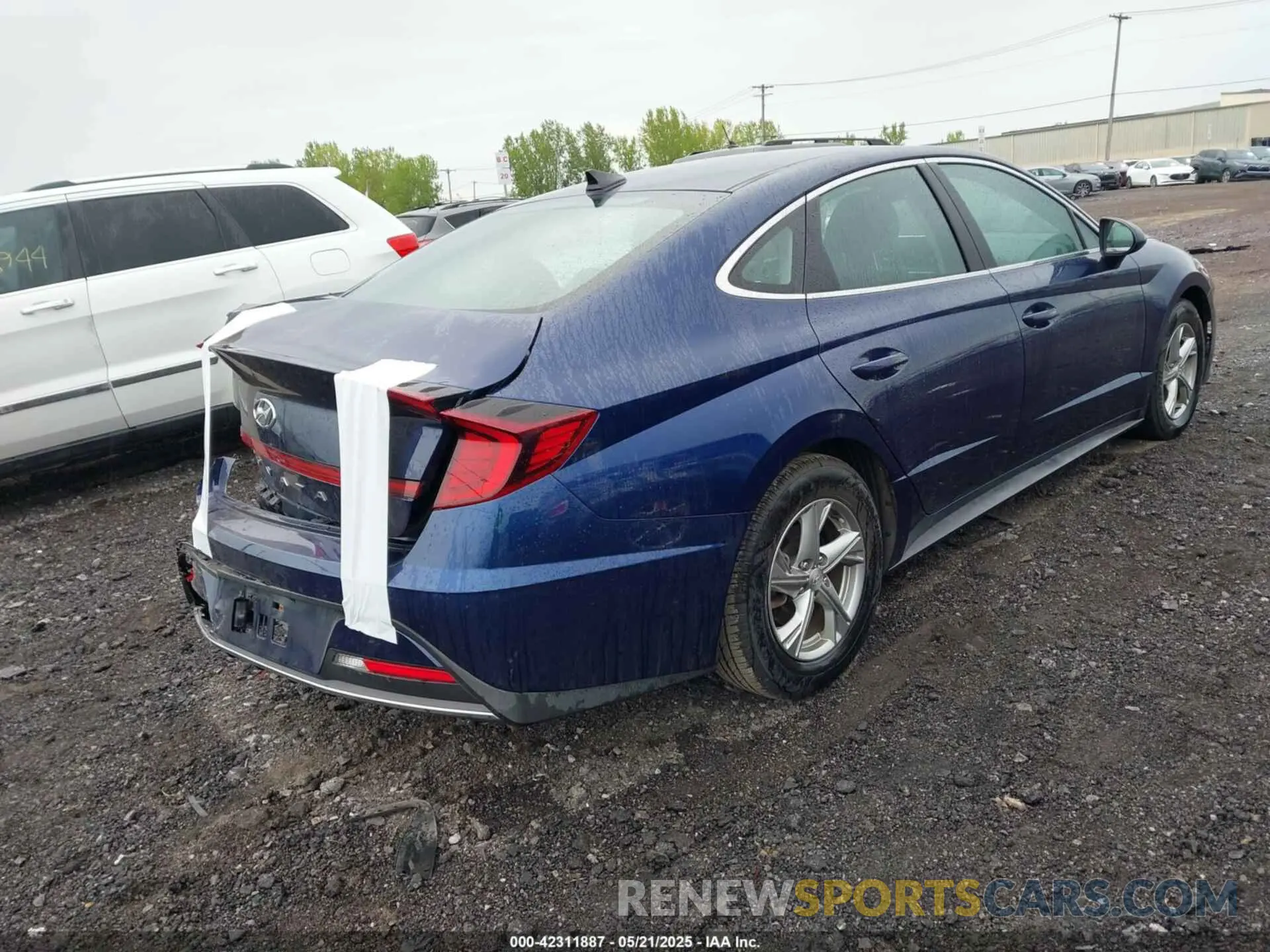 4 Photograph of a damaged car 5NPEG4JA5LH038881 HYUNDAI SONATA 2020