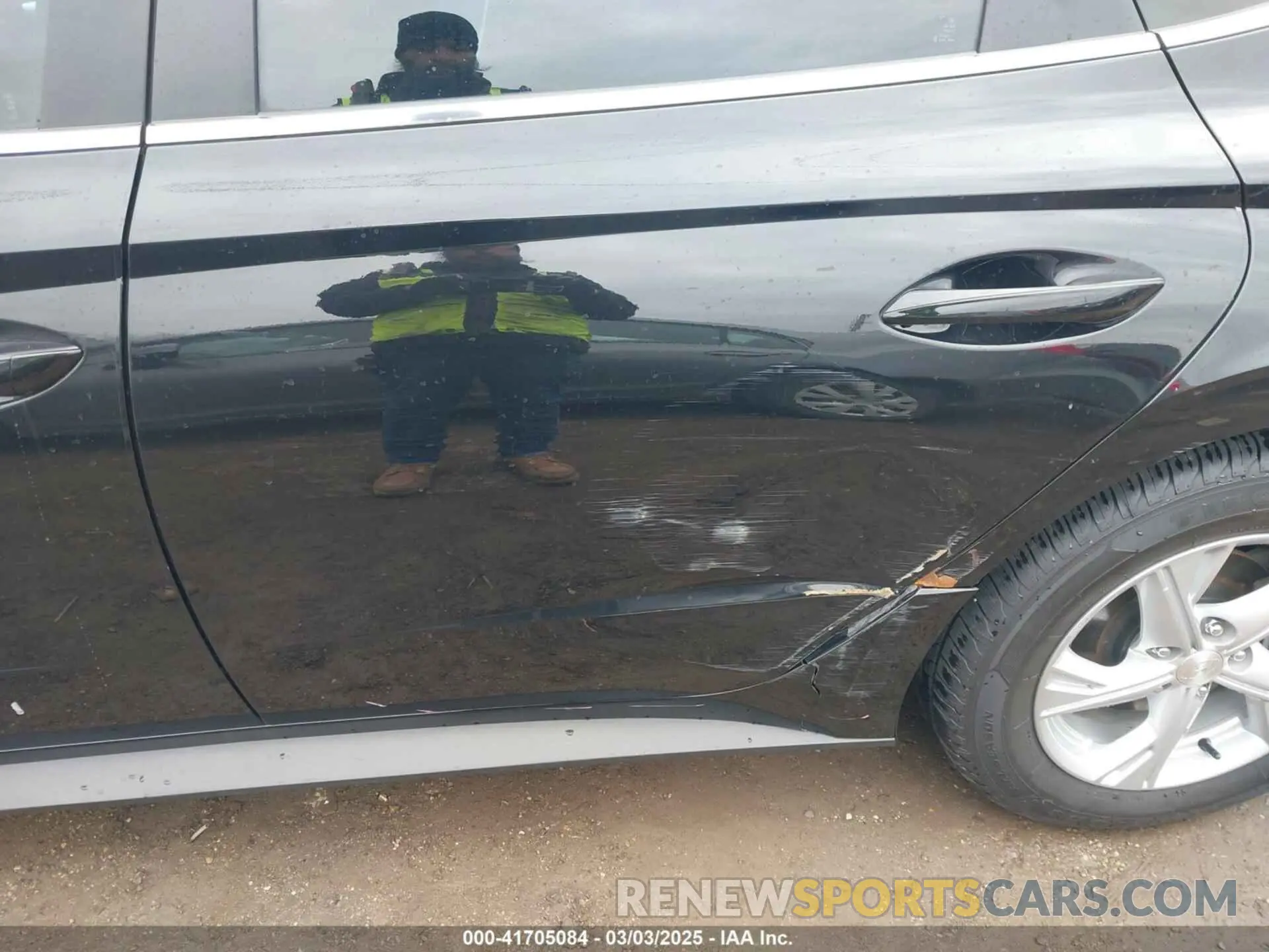 17 Photograph of a damaged car 5NPEG4JA5LH043028 HYUNDAI SONATA 2020