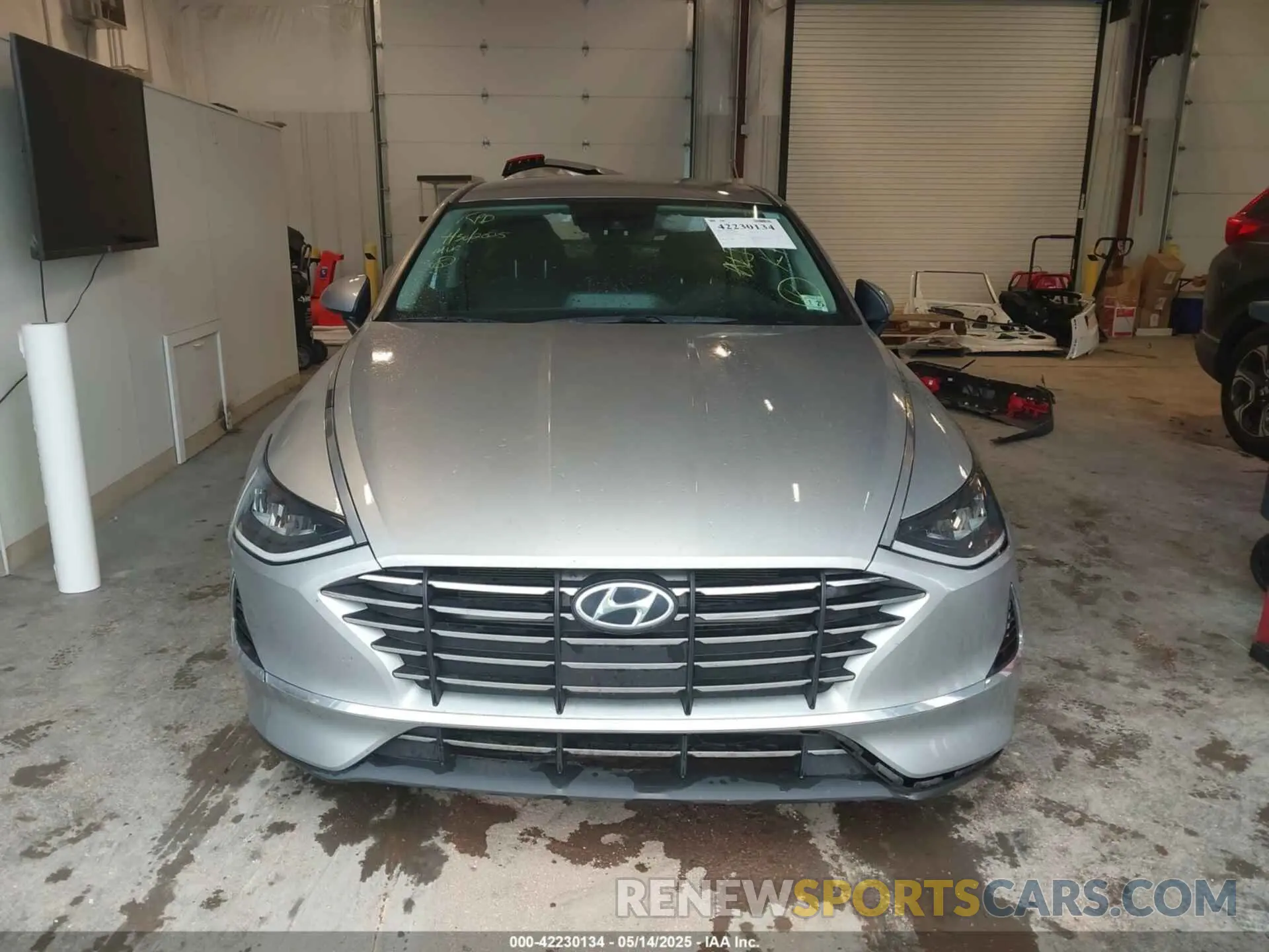 12 Photograph of a damaged car 5NPEG4JA6LH010801 HYUNDAI SONATA 2020