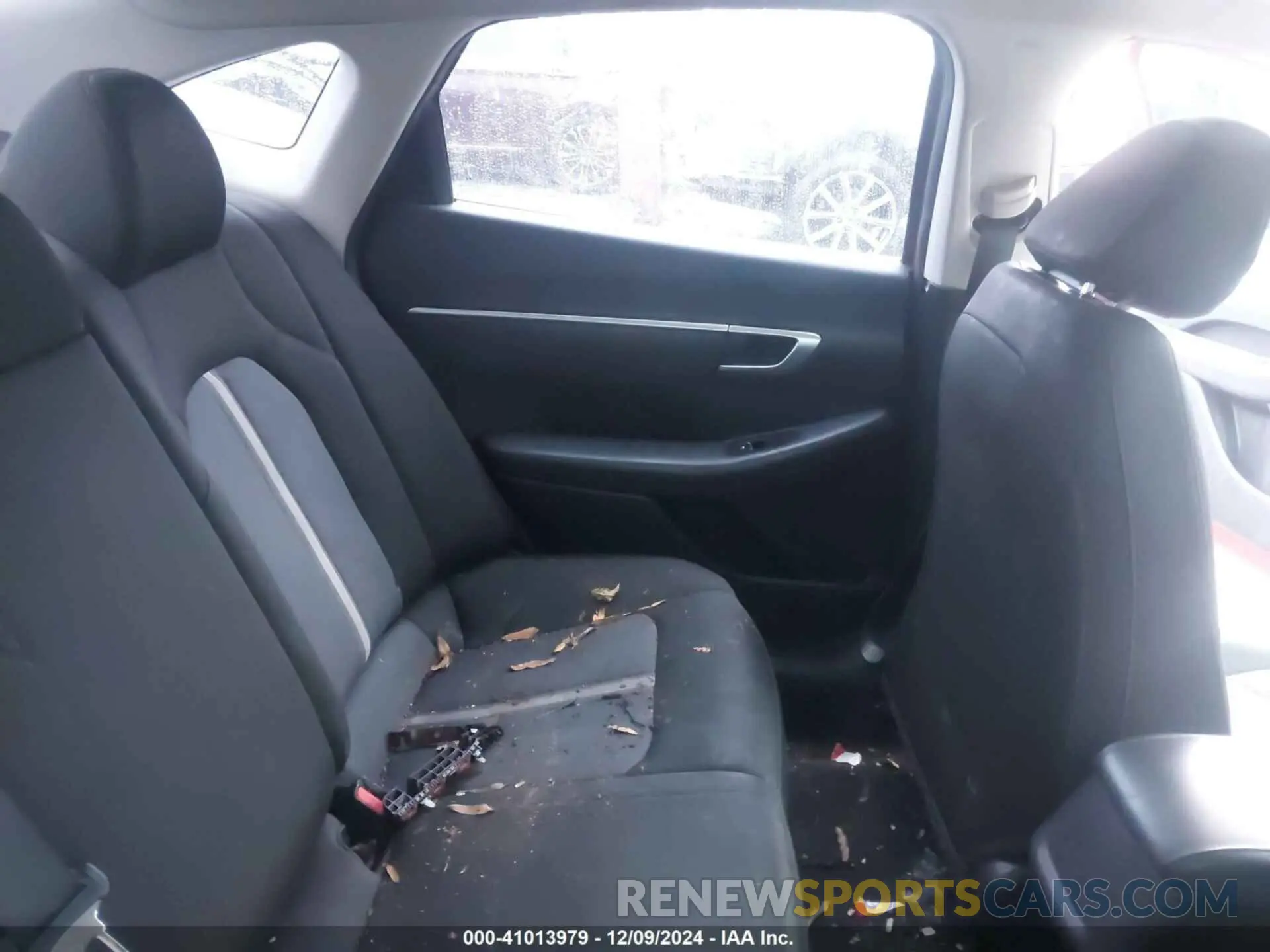 8 Photograph of a damaged car 5NPEG4JA9LH042996 HYUNDAI SONATA 2020