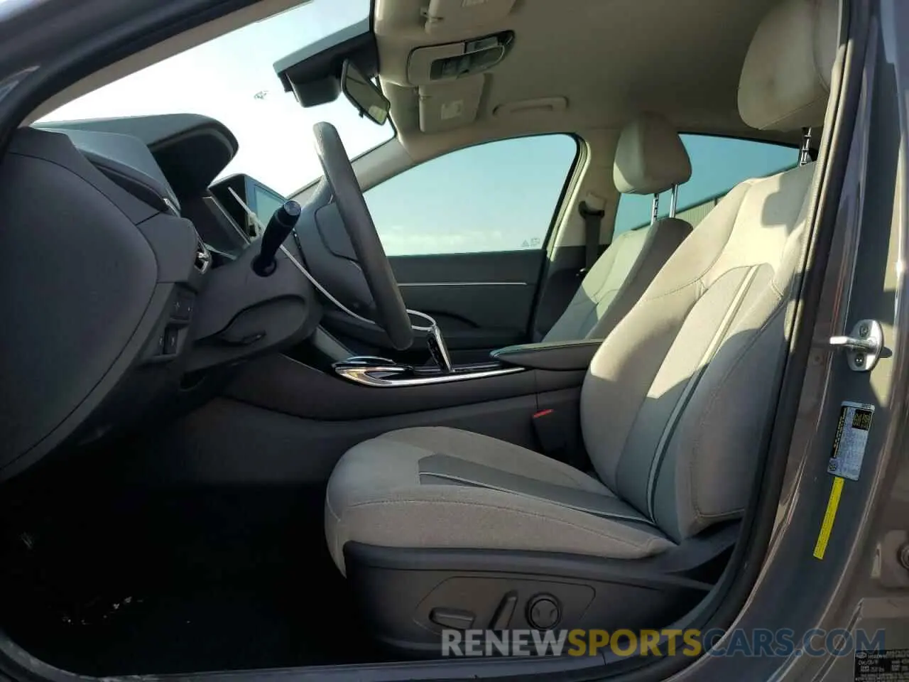 7 Photograph of a damaged car 5NPEL4JA2LH012346 HYUNDAI SONATA 2020
