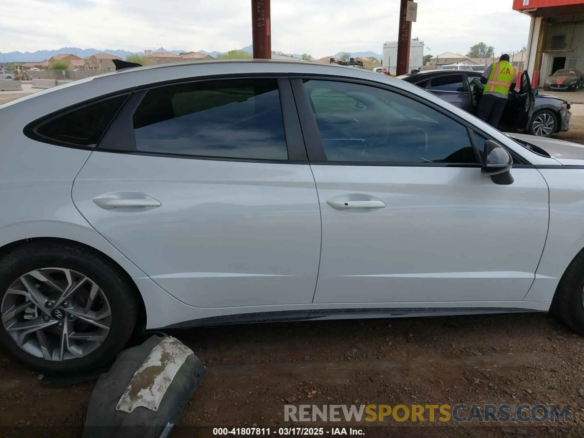 13 Photograph of a damaged car 5NPEL4JA4LH046868 HYUNDAI SONATA 2020