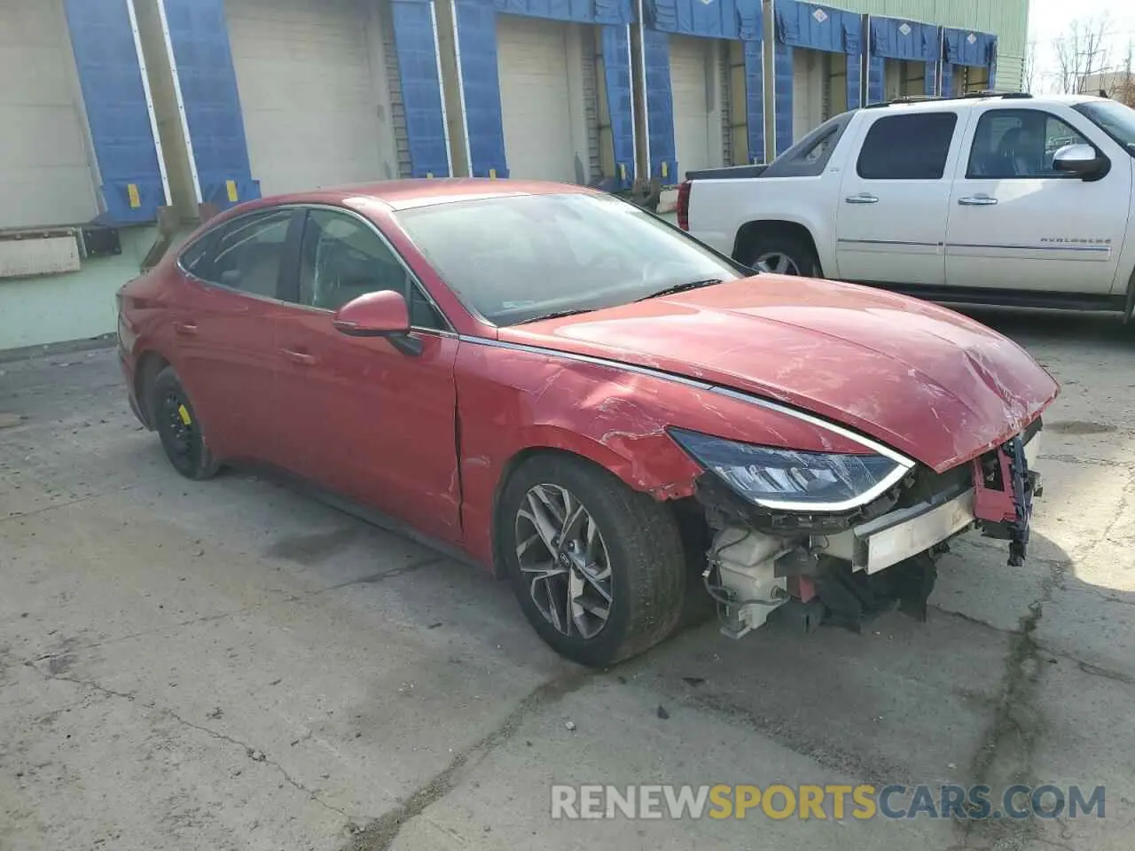 4 Photograph of a damaged car 5NPEL4JA7LH035900 HYUNDAI SONATA 2020