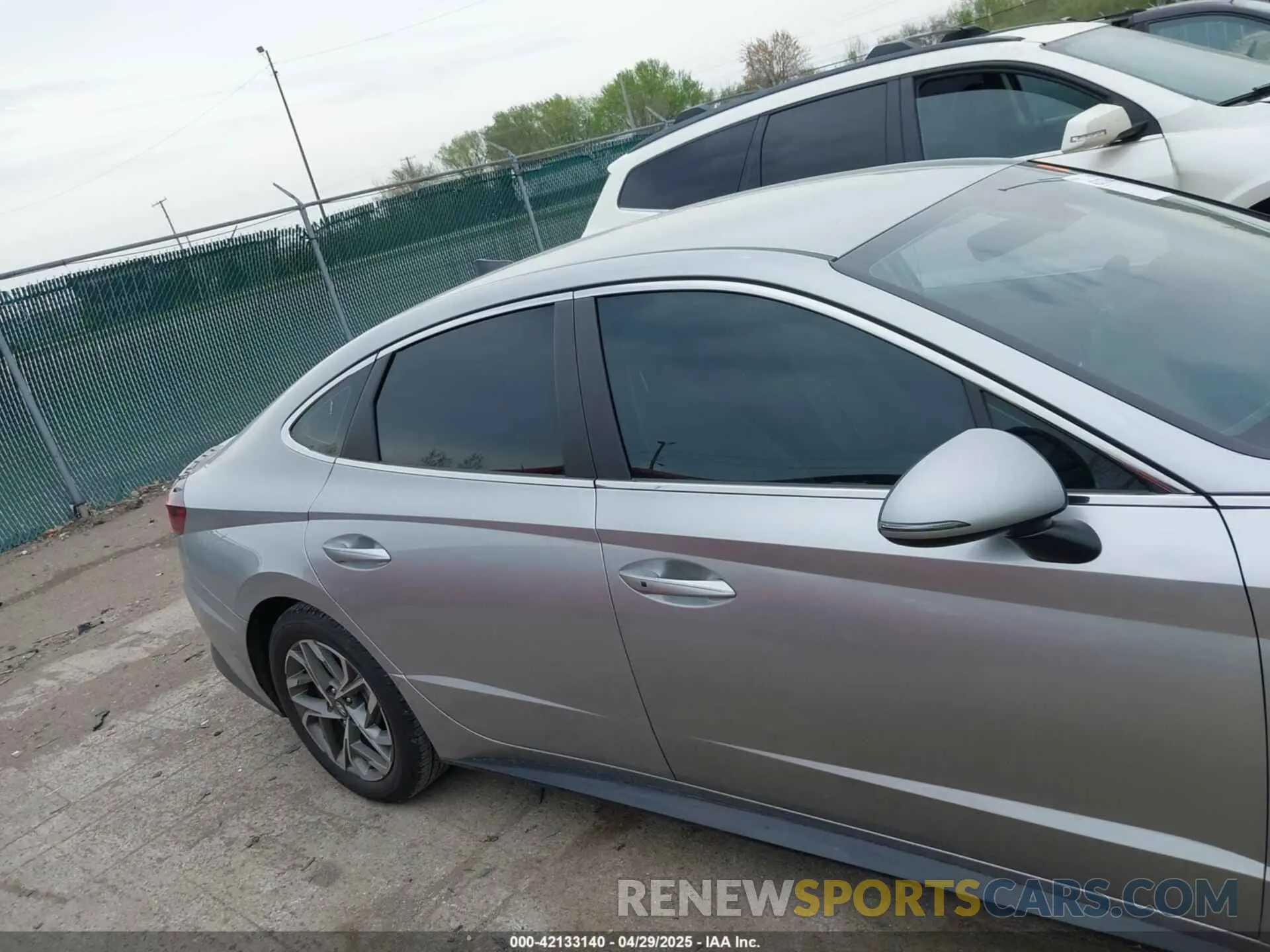 13 Photograph of a damaged car 5NPEL4JA7LH053779 HYUNDAI SONATA 2020