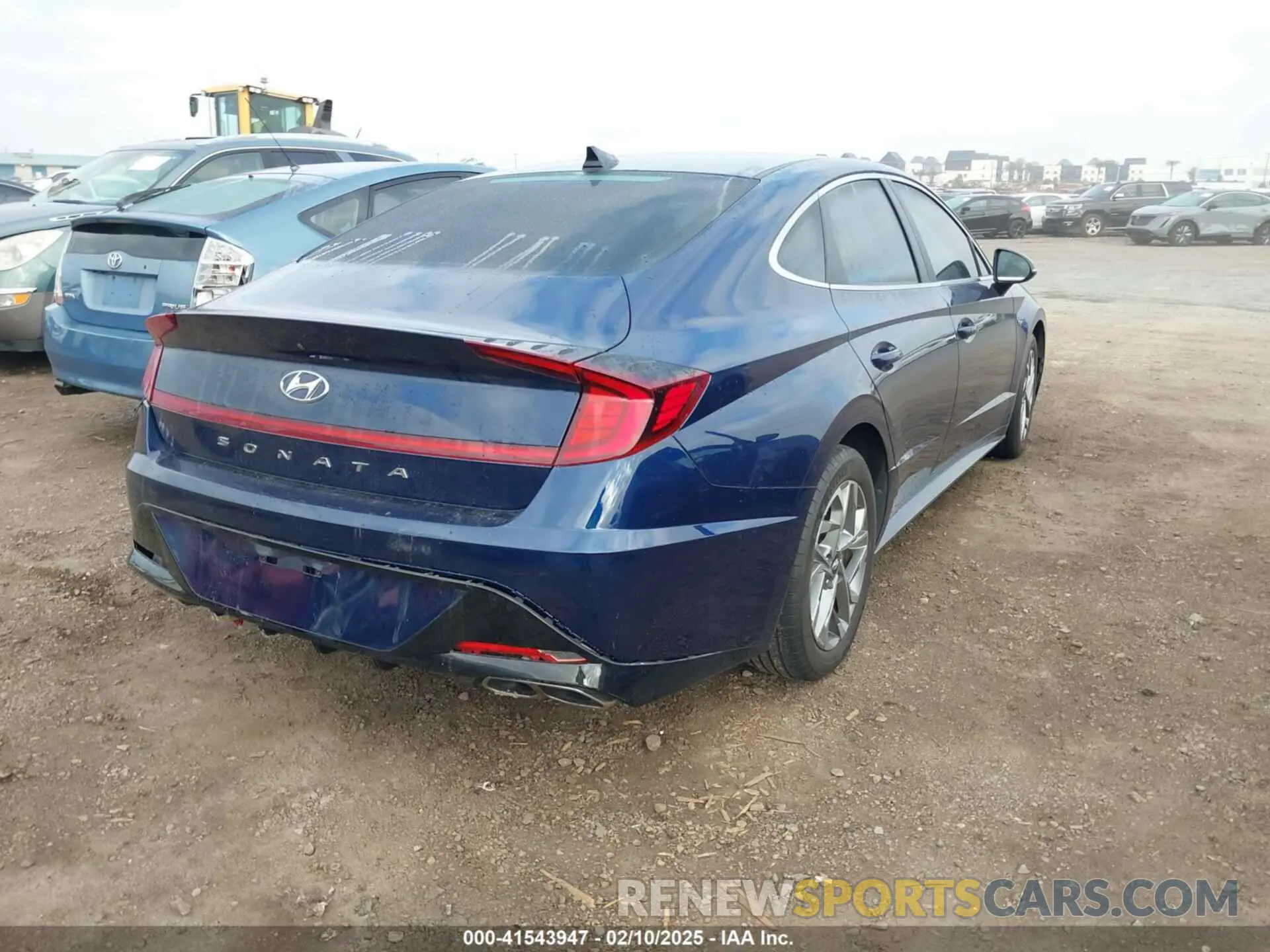 4 Photograph of a damaged car 5NPEL4JA8LH042144 HYUNDAI SONATA 2020