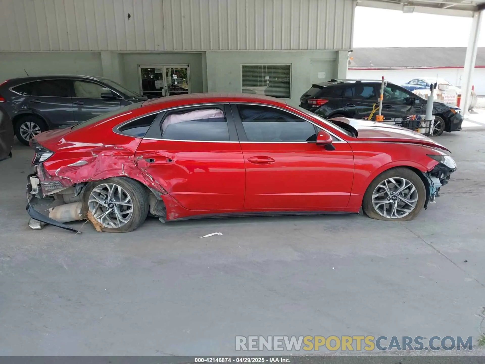 13 Photograph of a damaged car 5NPEL4JA9LH055615 HYUNDAI SONATA 2020