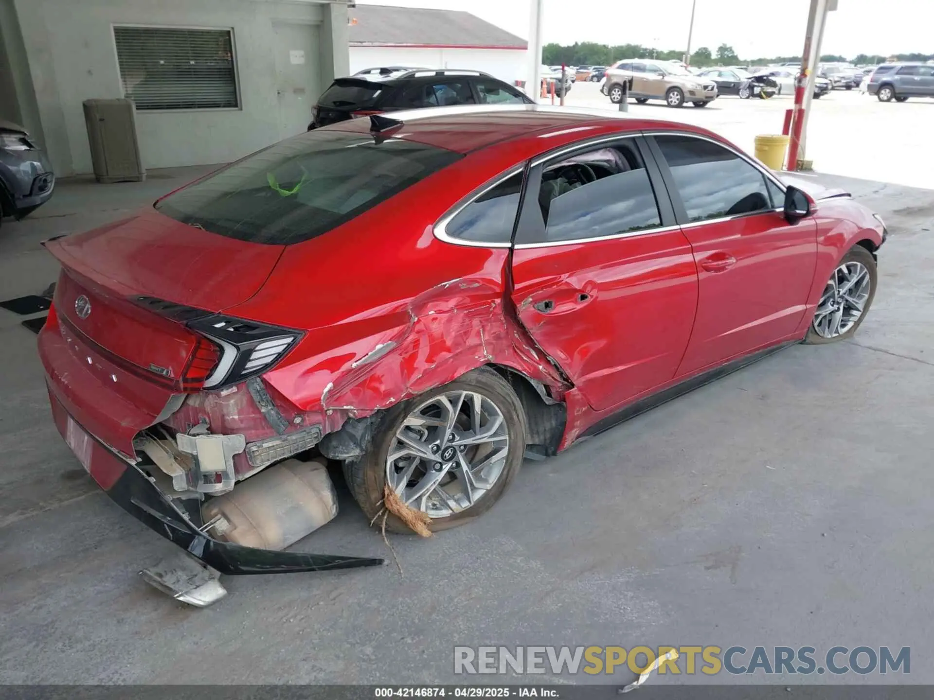 4 Photograph of a damaged car 5NPEL4JA9LH055615 HYUNDAI SONATA 2020