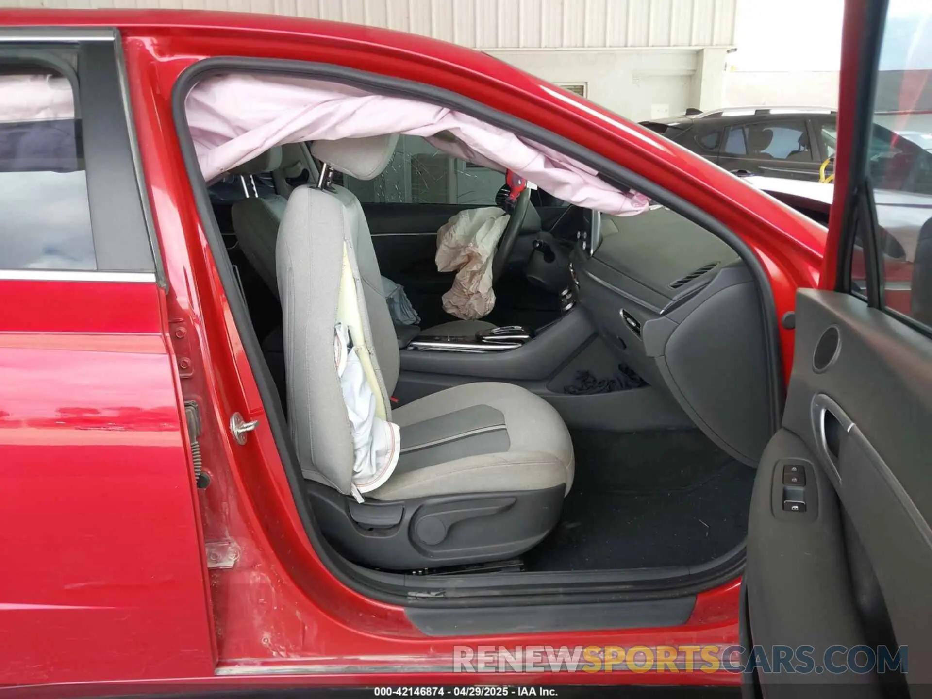 5 Photograph of a damaged car 5NPEL4JA9LH055615 HYUNDAI SONATA 2020
