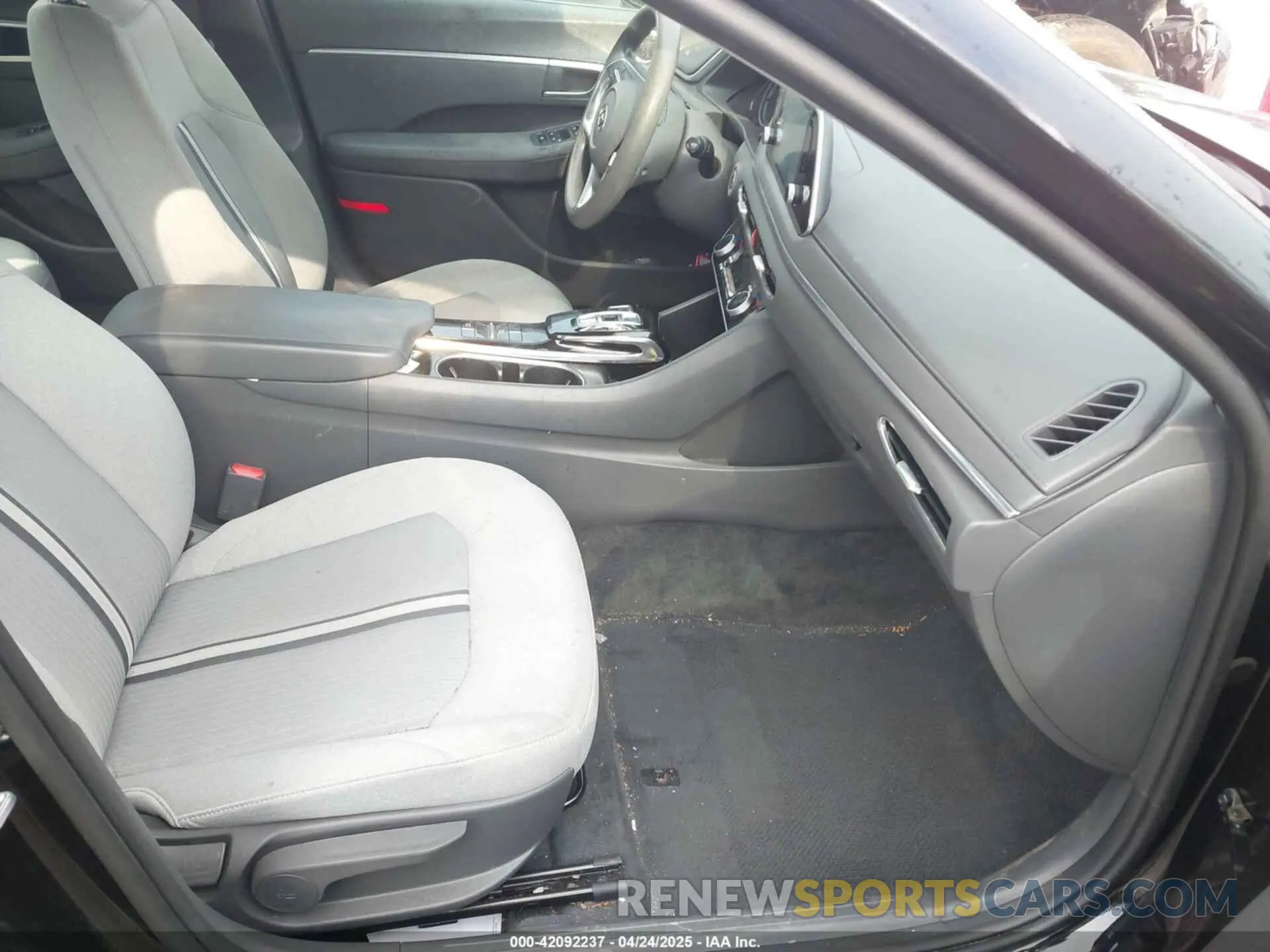 5 Photograph of a damaged car 5NPEL4JAXLH030934 HYUNDAI SONATA 2020