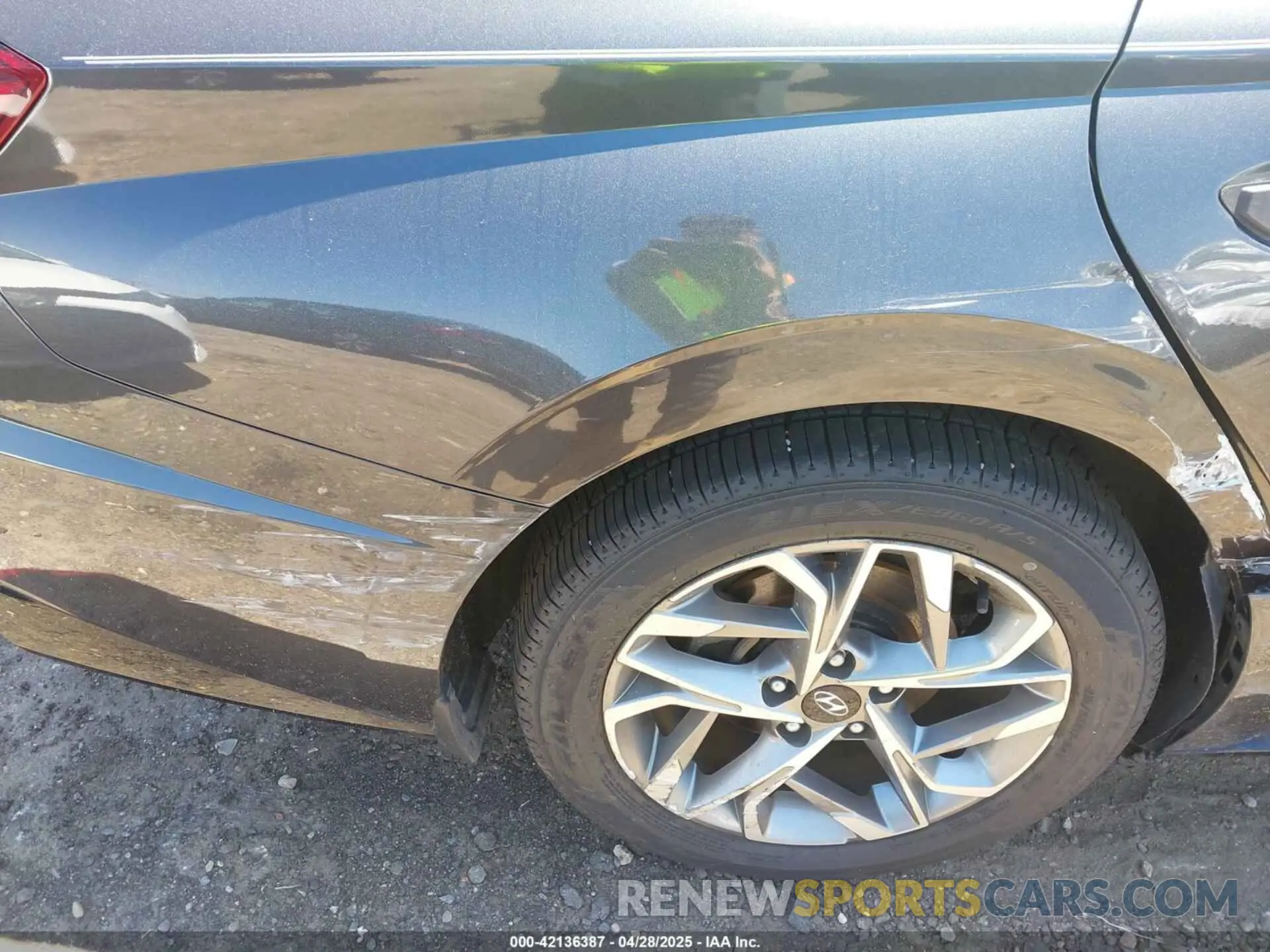 17 Photograph of a damaged car 5NPEF4JA6MH083431 HYUNDAI SONATA 2021