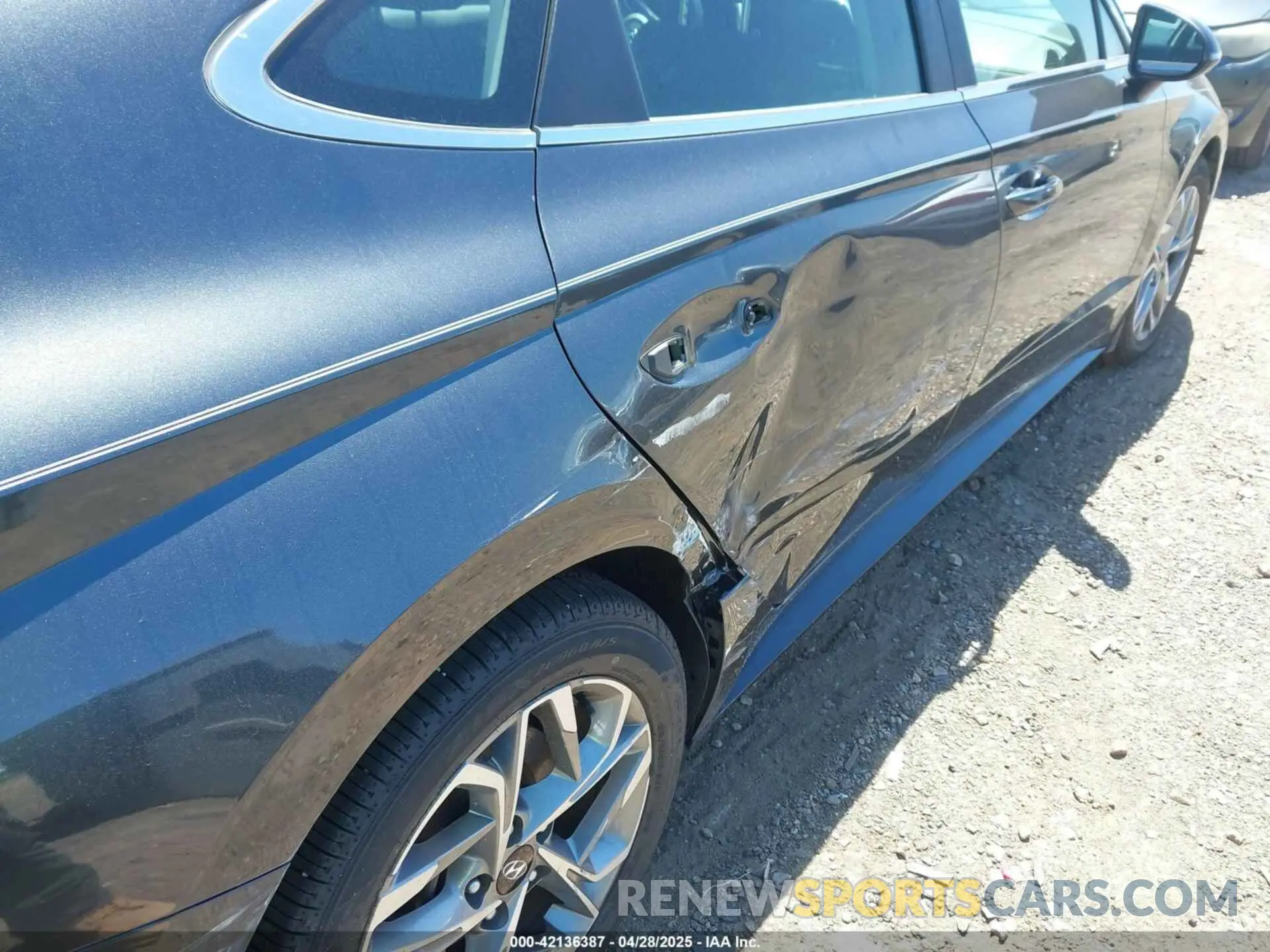 18 Photograph of a damaged car 5NPEF4JA6MH083431 HYUNDAI SONATA 2021