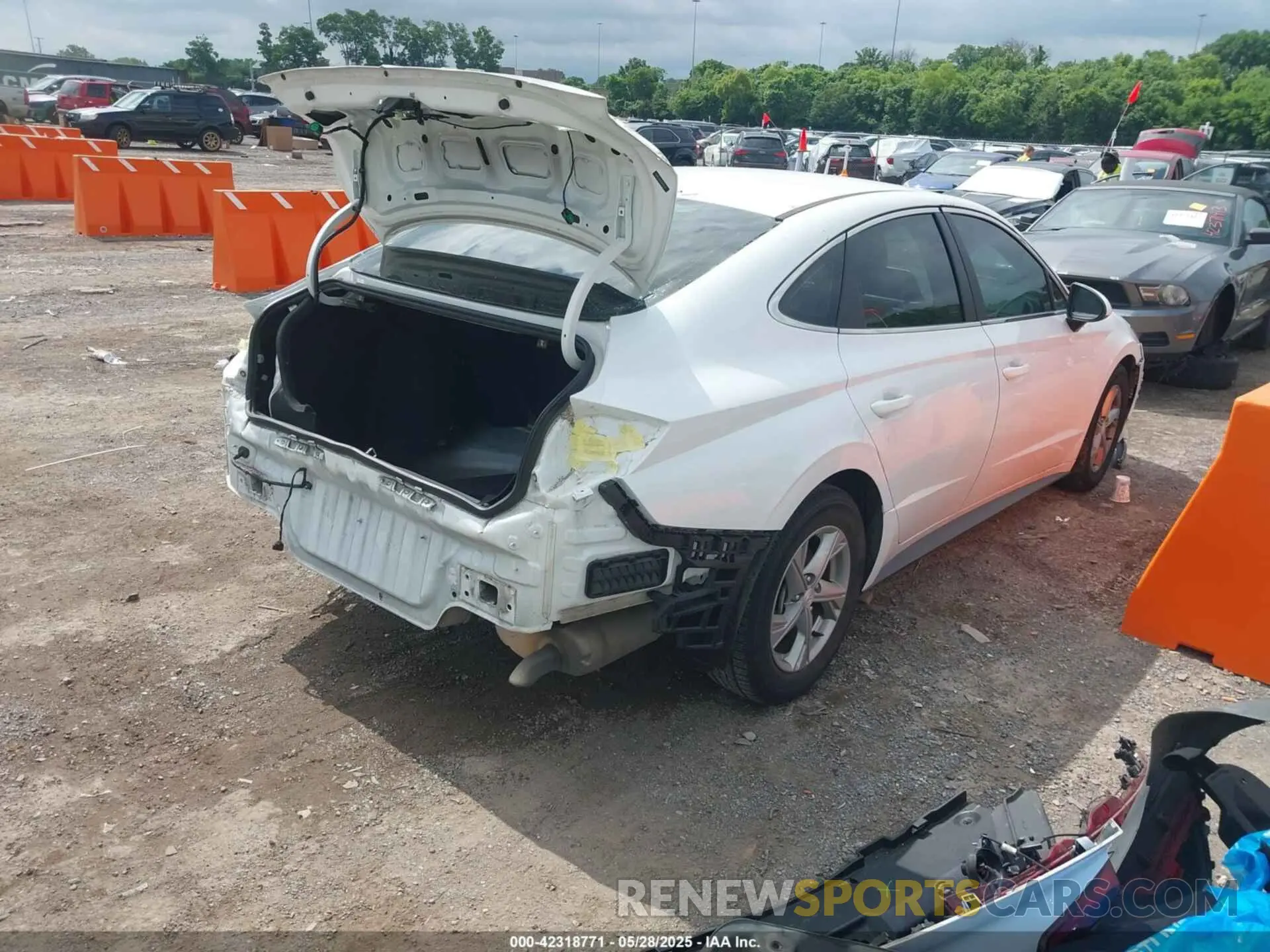 4 Photograph of a damaged car 5NPEG4JA0MH105064 HYUNDAI SONATA 2021