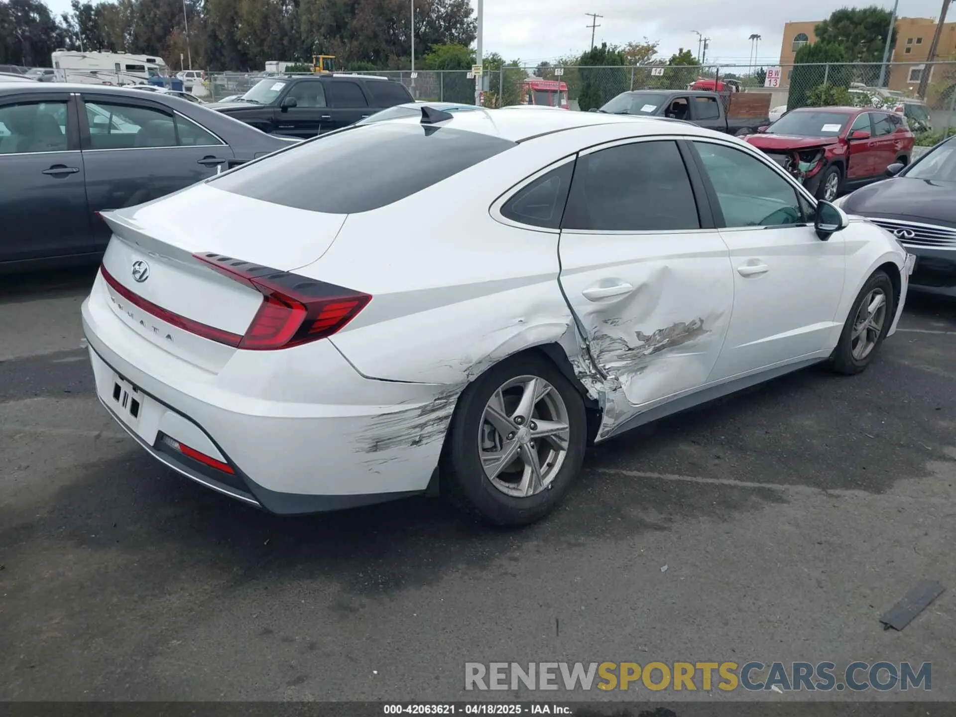 4 Photograph of a damaged car 5NPEG4JA5MH100572 HYUNDAI SONATA 2021