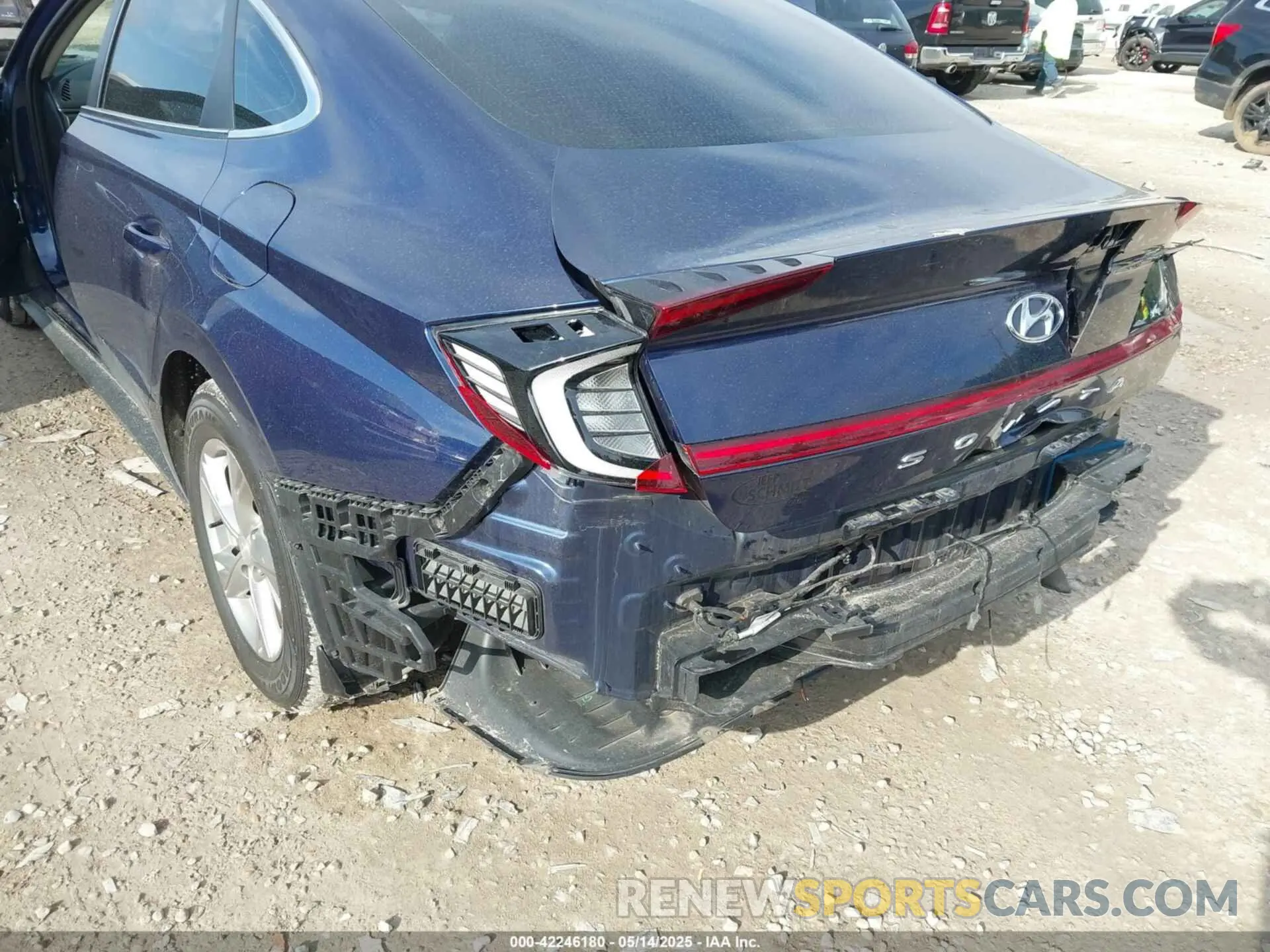 17 Photograph of a damaged car 5NPEG4JA5MH116450 HYUNDAI SONATA 2021
