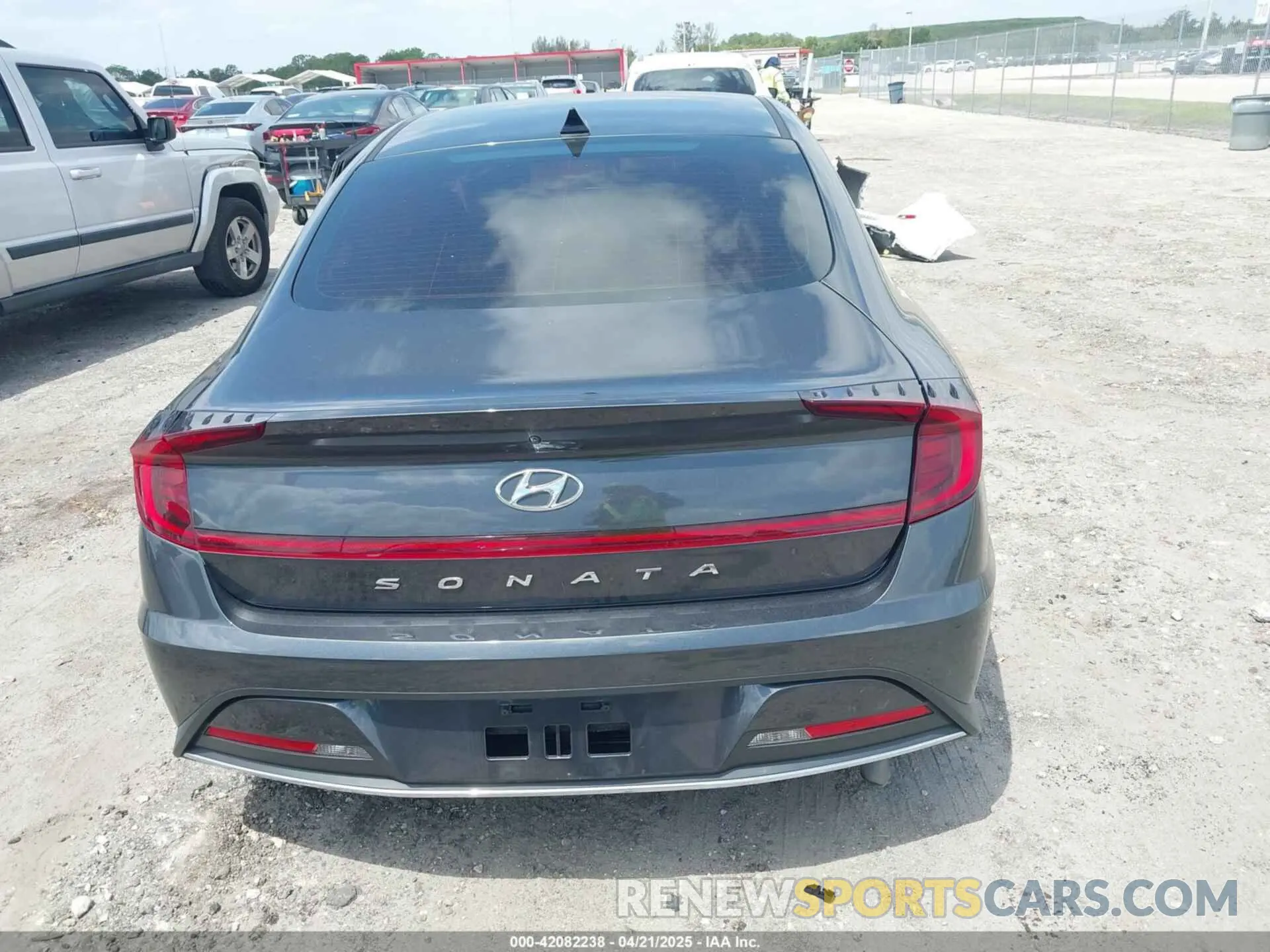16 Photograph of a damaged car 5NPEG4JA6MH105036 HYUNDAI SONATA 2021
