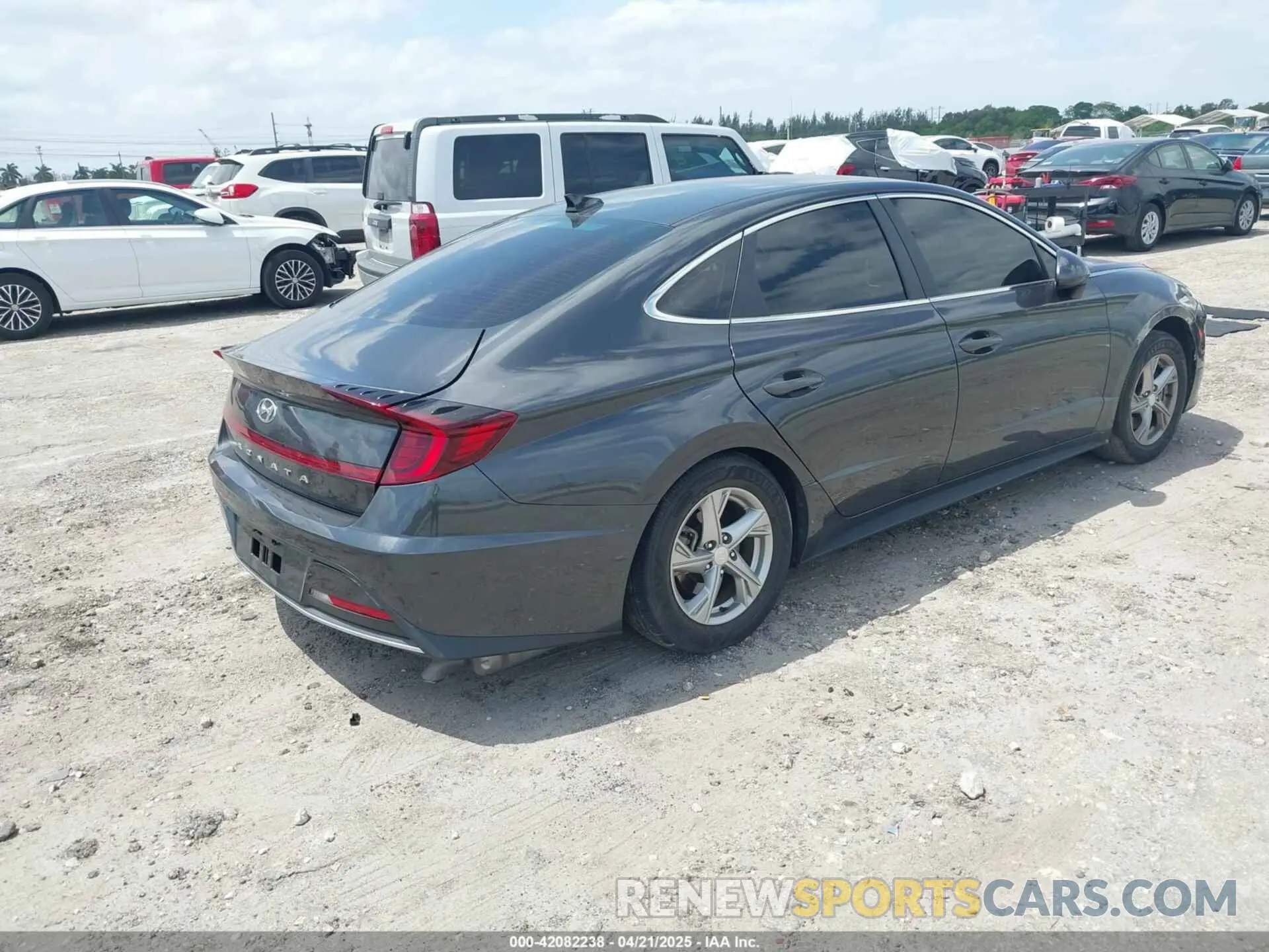 4 Photograph of a damaged car 5NPEG4JA6MH105036 HYUNDAI SONATA 2021