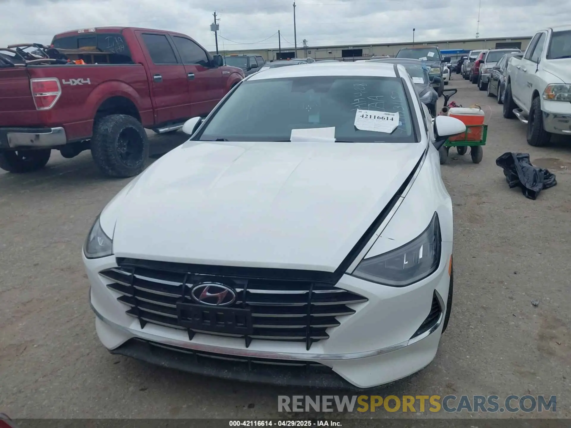 11 Photograph of a damaged car 5NPEG4JA6MH131152 HYUNDAI SONATA 2021