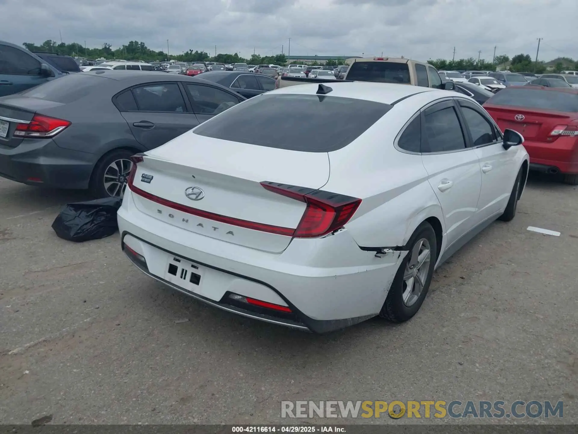 4 Photograph of a damaged car 5NPEG4JA6MH131152 HYUNDAI SONATA 2021