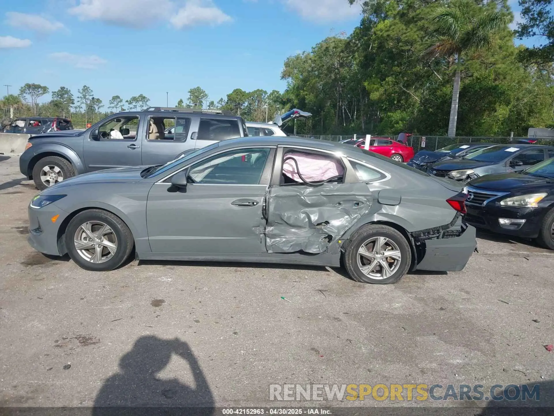 14 Photograph of a damaged car 5NPEG4JA8MH121593 HYUNDAI SONATA 2021