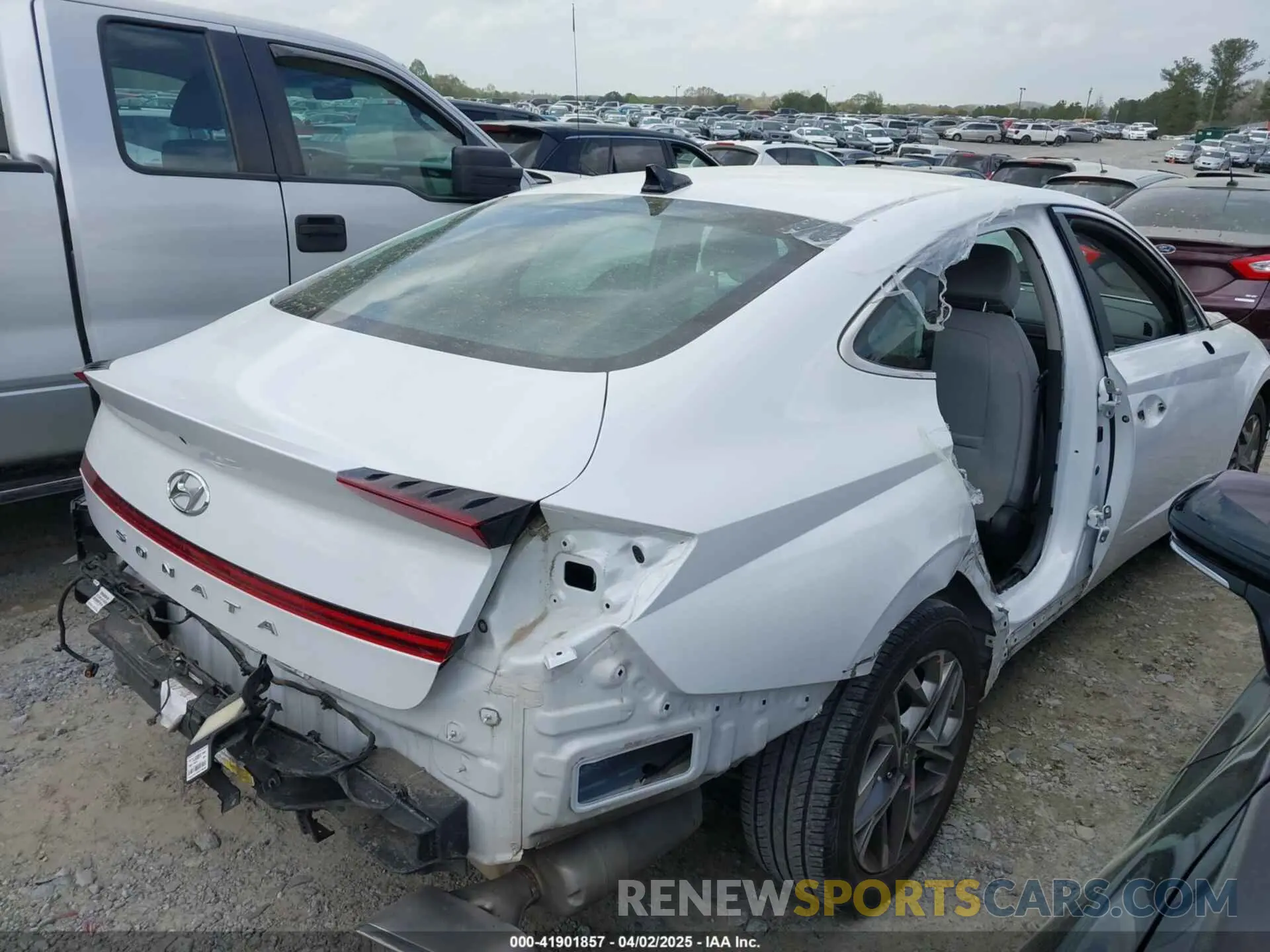4 Photograph of a damaged car 5NPEL4JA3MH121657 HYUNDAI SONATA 2021