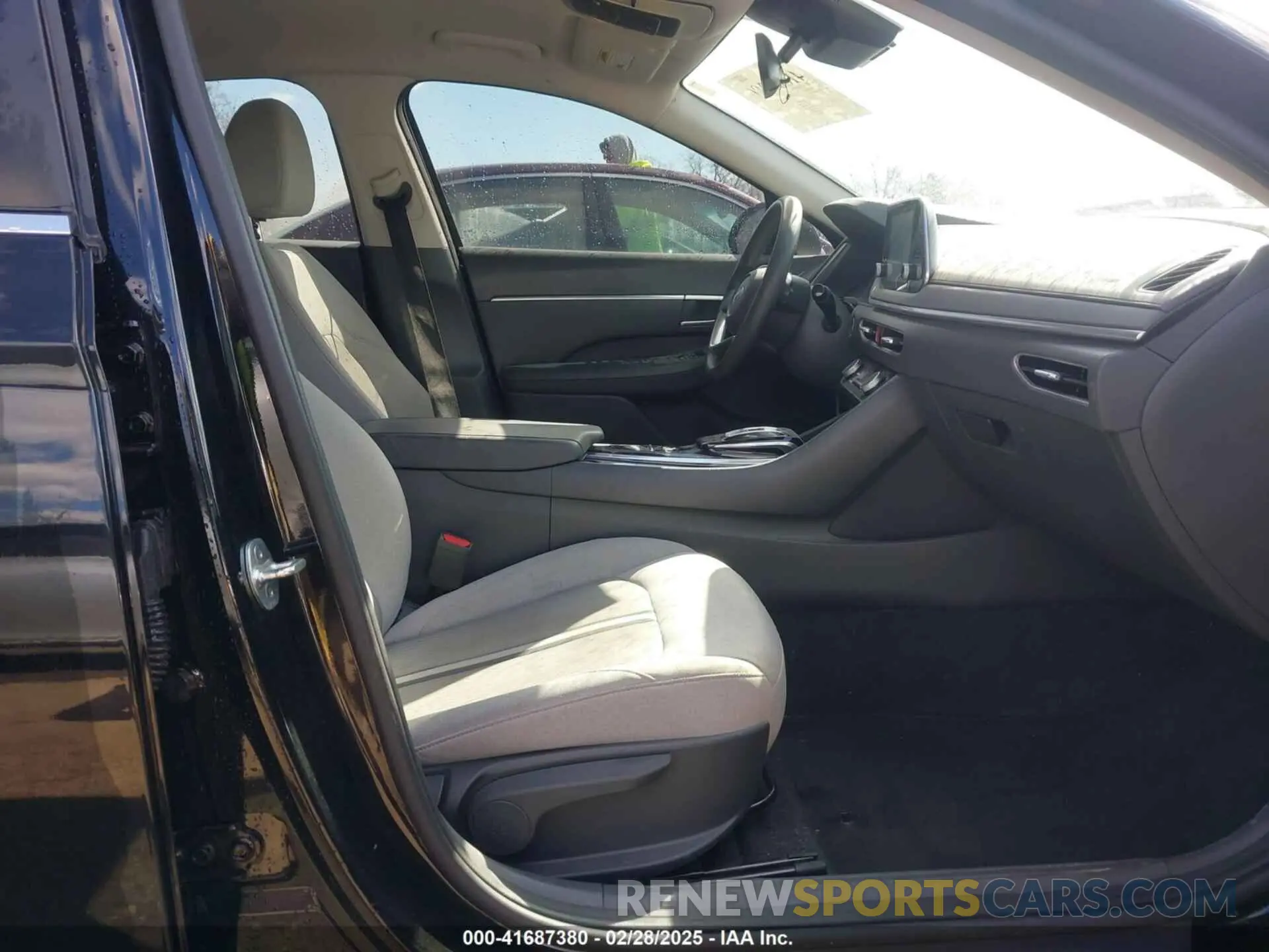 5 Photograph of a damaged car 5NPEL4JA8MH102974 HYUNDAI SONATA 2021