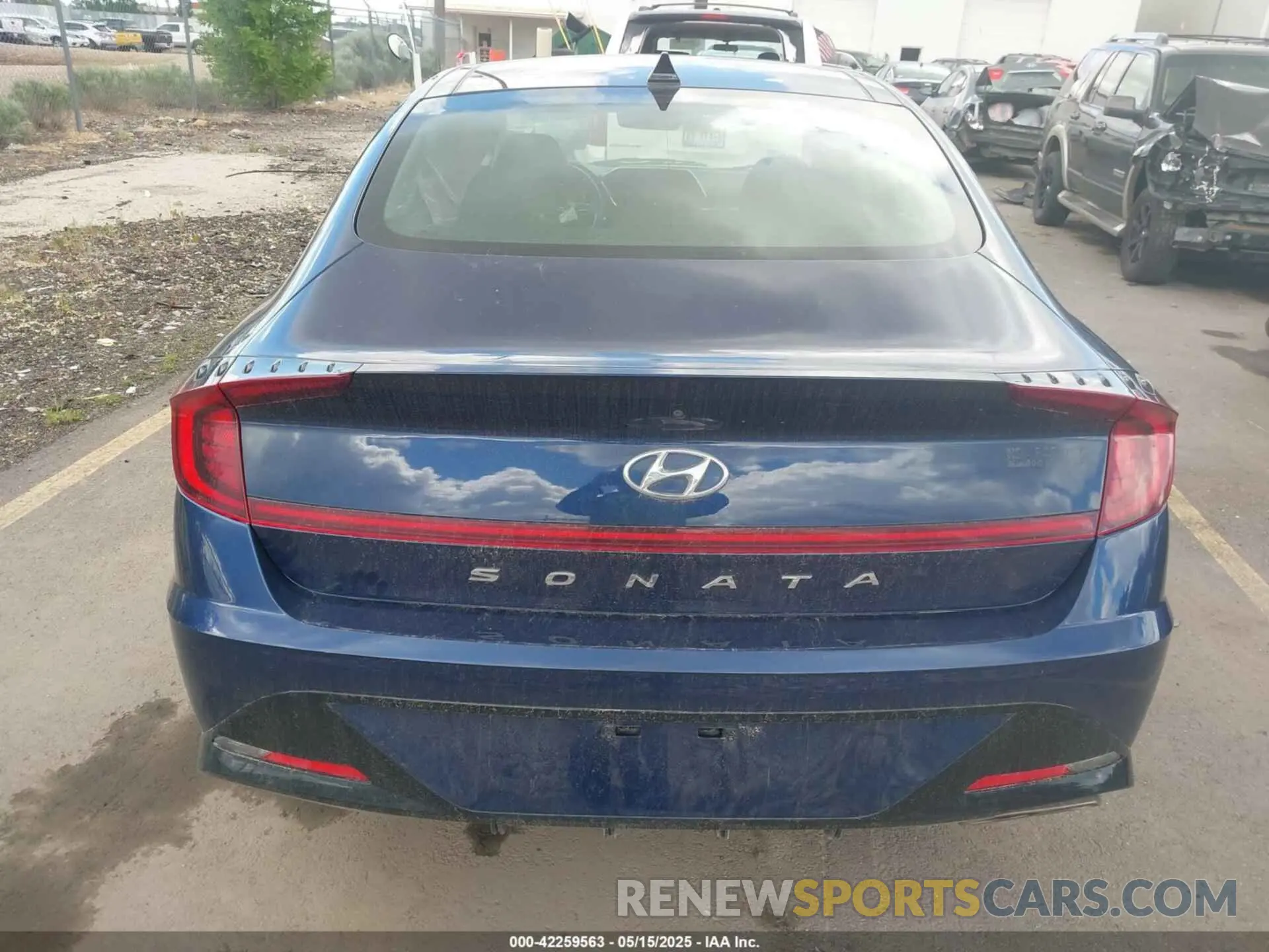 15 Photograph of a damaged car 5NPEF4JA6NH144598 HYUNDAI SONATA 2022