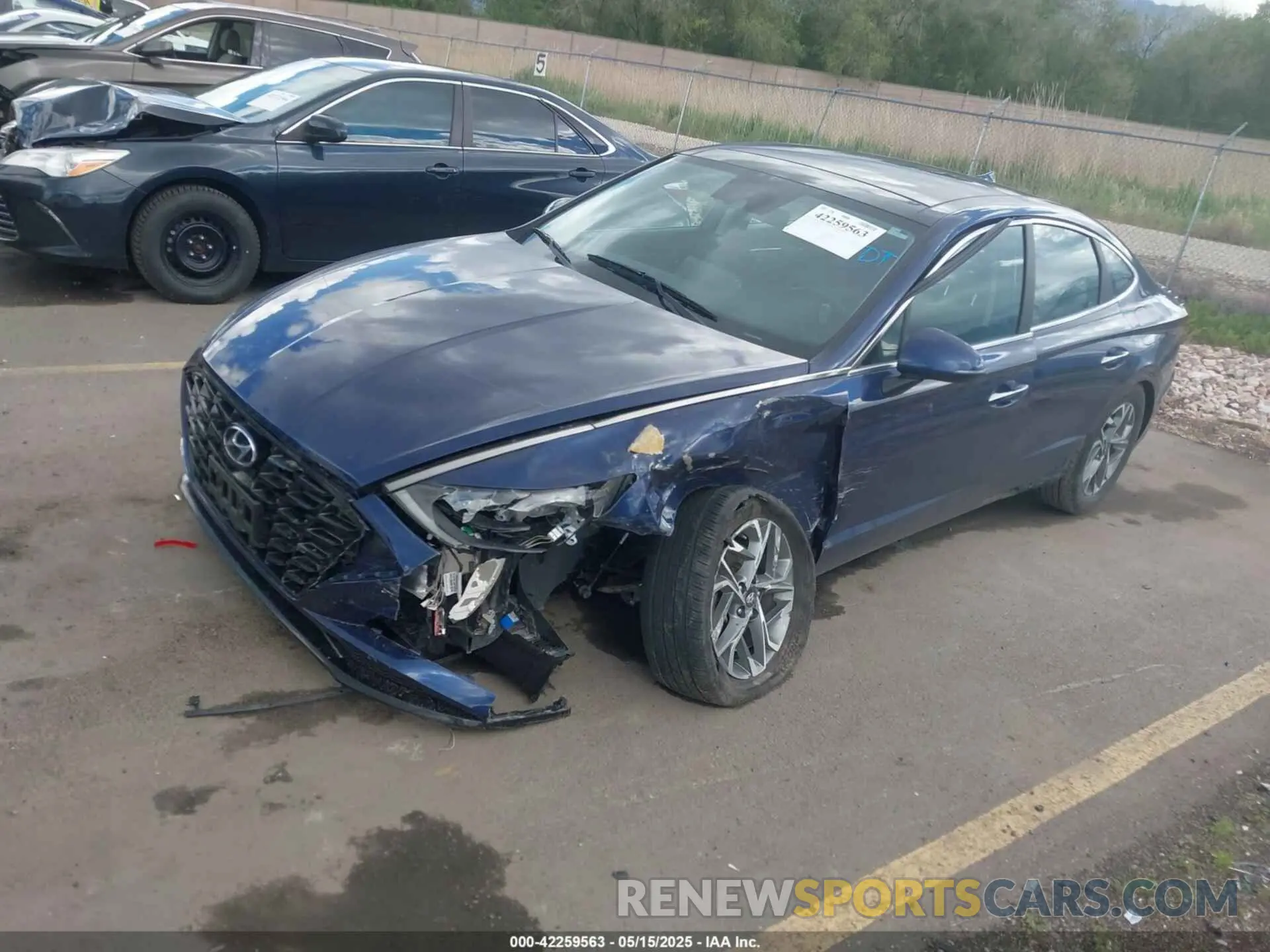 2 Photograph of a damaged car 5NPEF4JA6NH144598 HYUNDAI SONATA 2022