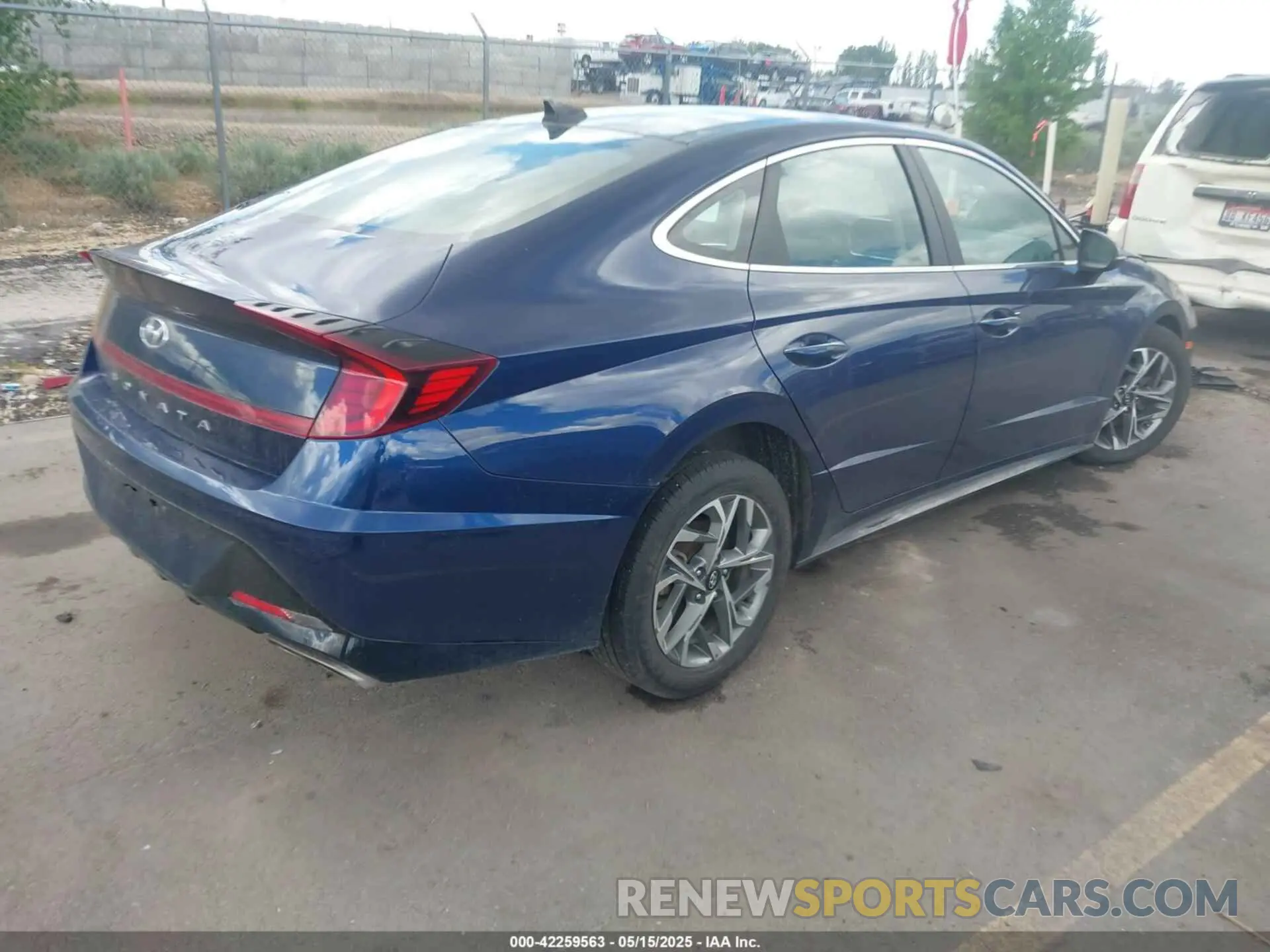 4 Photograph of a damaged car 5NPEF4JA6NH144598 HYUNDAI SONATA 2022