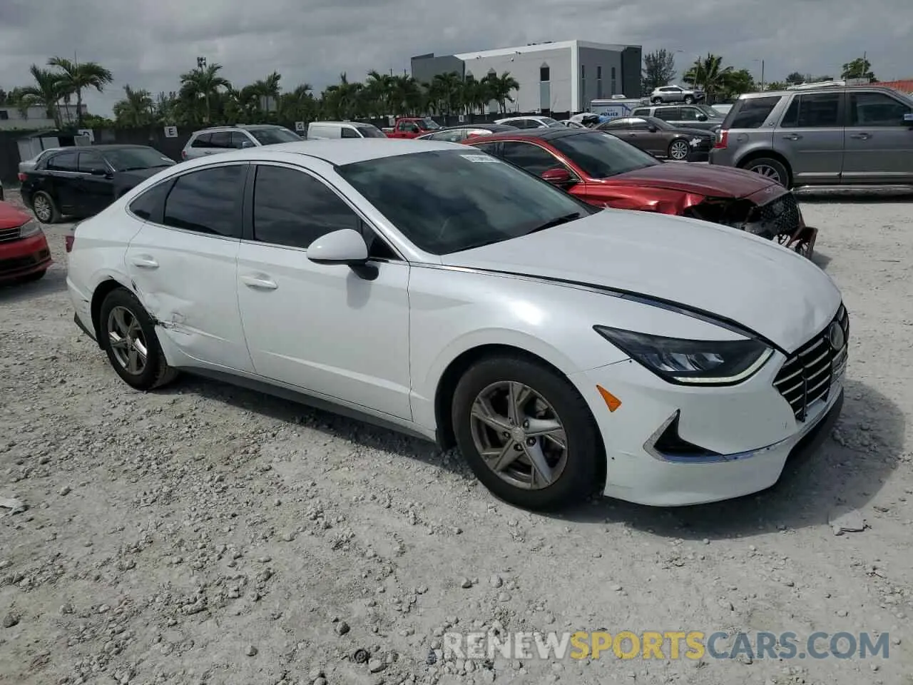 4 Photograph of a damaged car 5NPEG4JA7NH133316 HYUNDAI SONATA 2022