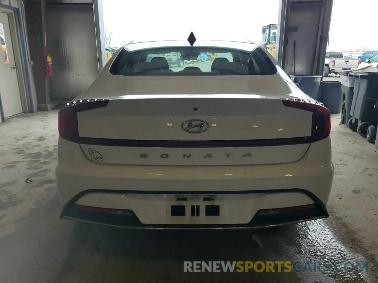 6 Photograph of a damaged car 5NPEG4JA8NH145961 HYUNDAI SONATA 2022
