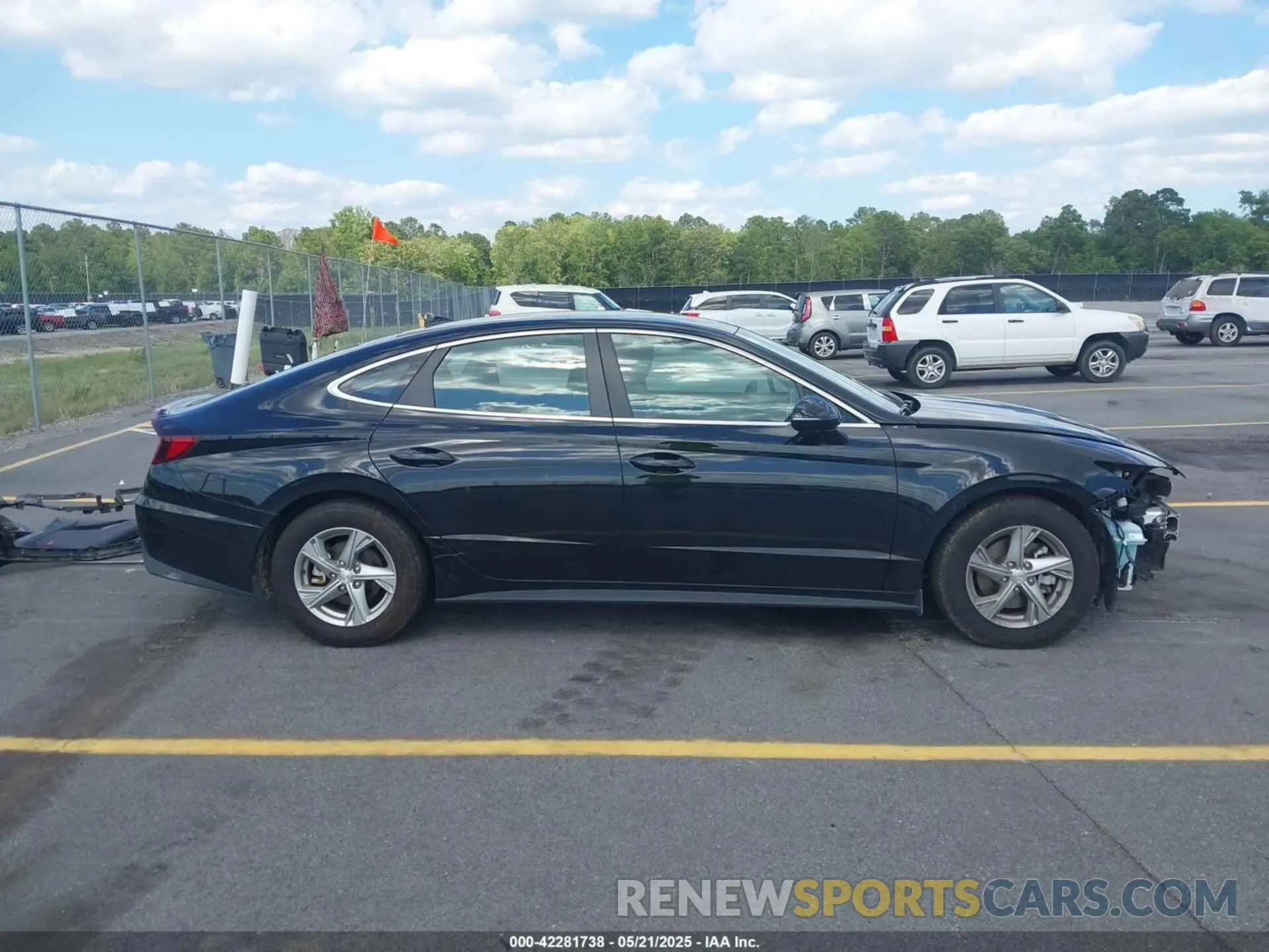 14 Photograph of a damaged car 5NPEG4JA8NH149962 HYUNDAI SONATA 2022